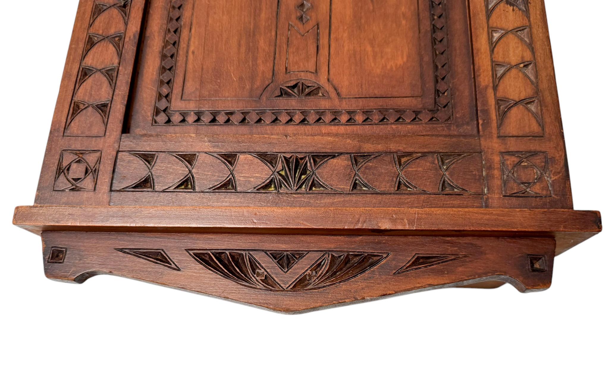 Legno di alberi da frutto Armadio a muro Arts & Crafts Art Nouveau Kerfschnitt, 1900 in vendita