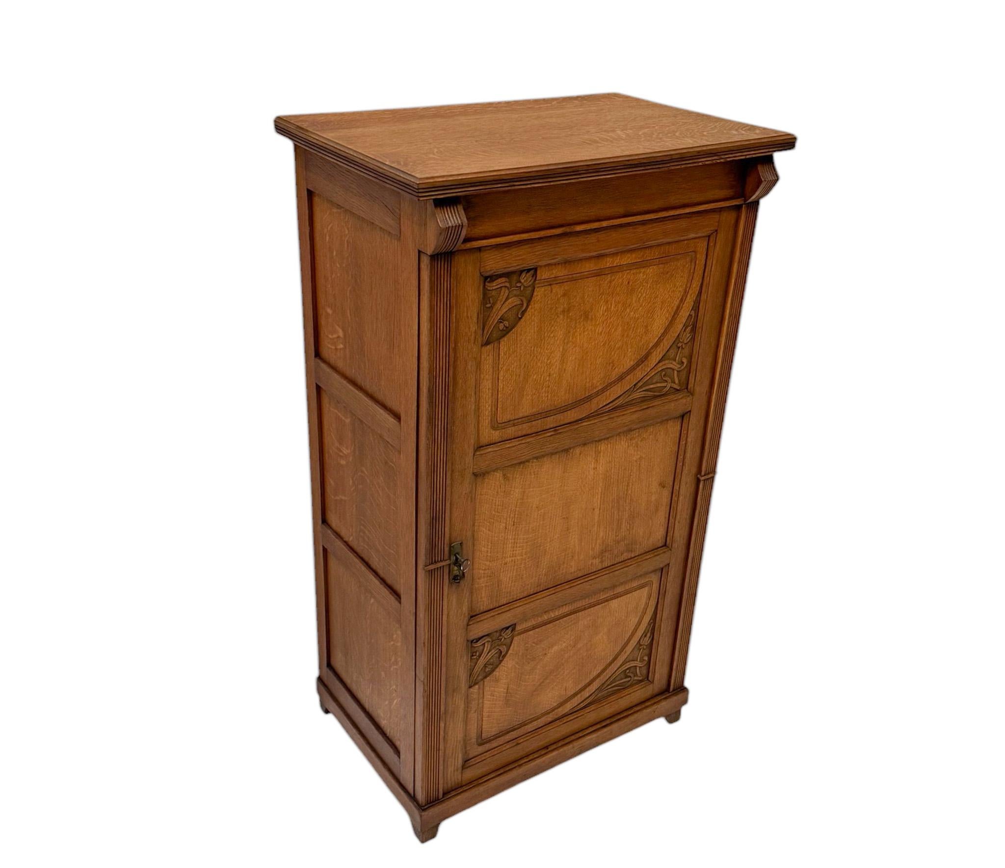 Stupendo ed elegante armadio a un'anta in stile Art & Crafts Art Nouveau.
Design di H. A. Mutters & Zoon Den Haag.
Un sorprendente design olandese degli anni '1900.
Rovere massiccio con decorazioni originali di fiori intagliati a mano sulla