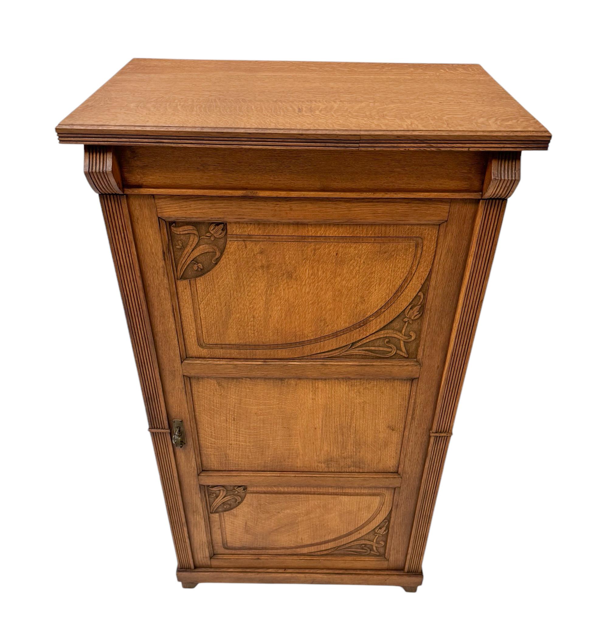 Arts and Crafts Armadio a una porta in stile Art & Crafts Art Nouveau, 1900 in vendita