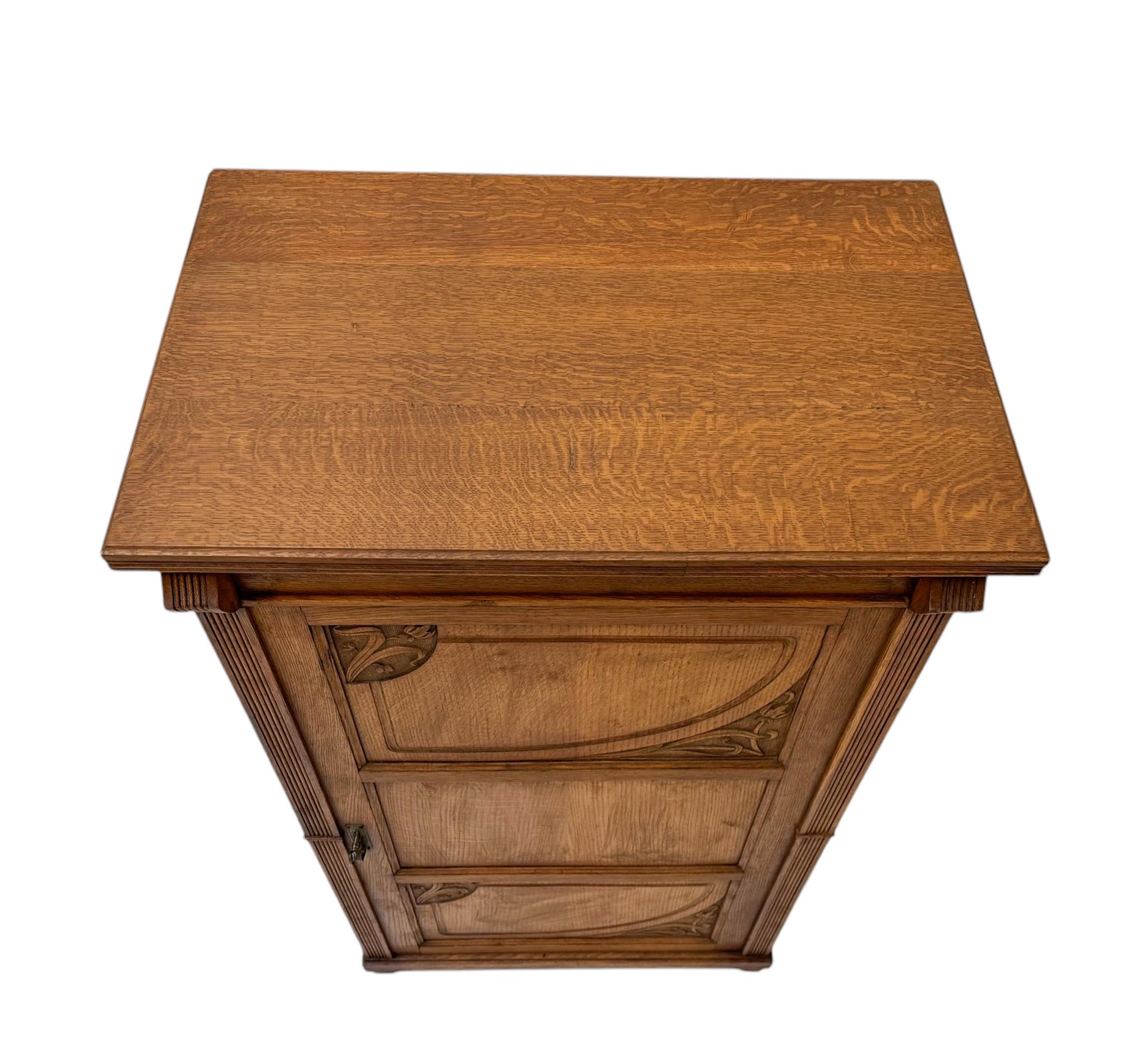 Inizio XX secolo Armadio a una porta in stile Art & Crafts Art Nouveau, 1900 in vendita