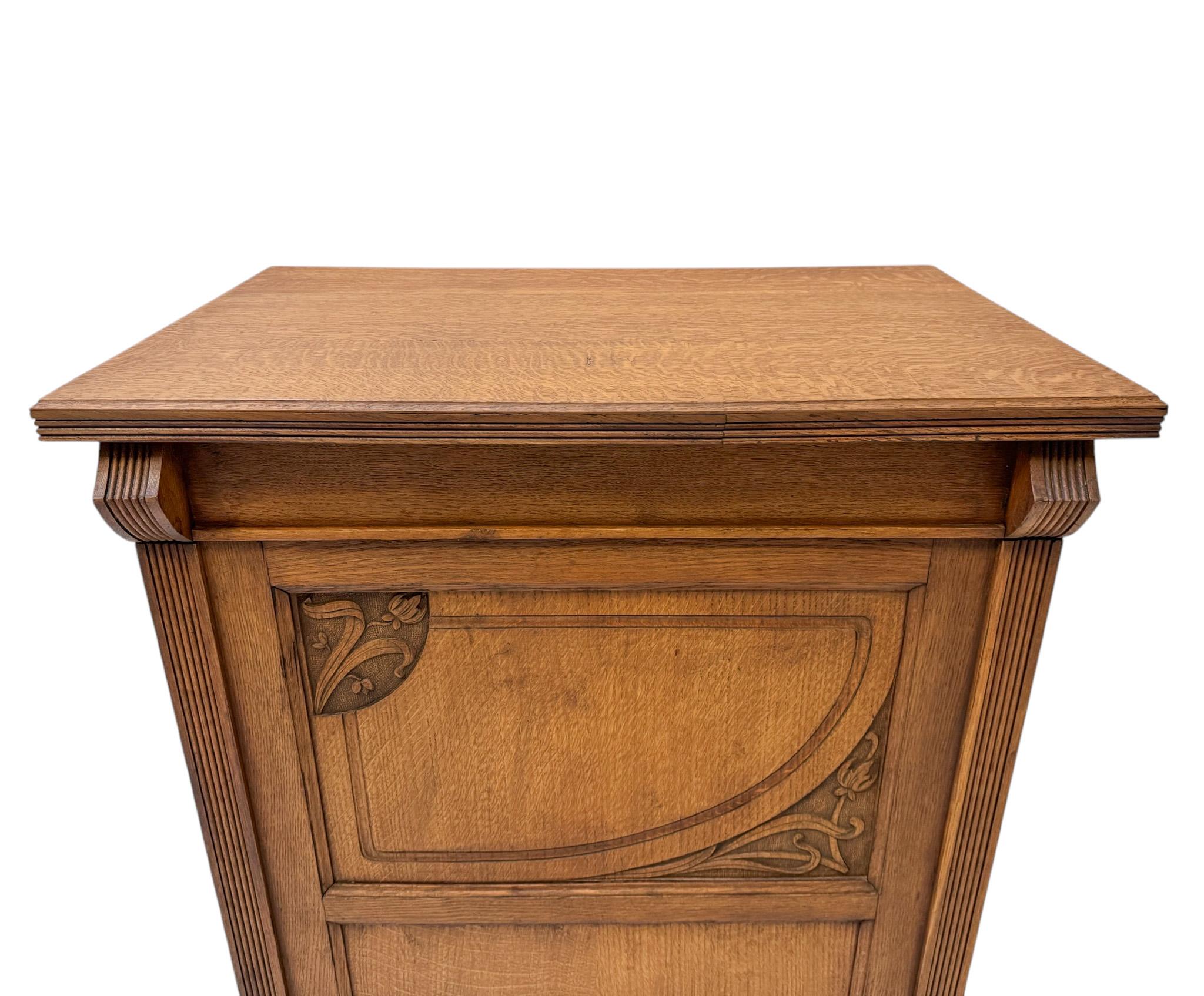 Ottone Armadio a una porta in stile Art & Crafts Art Nouveau, 1900 in vendita