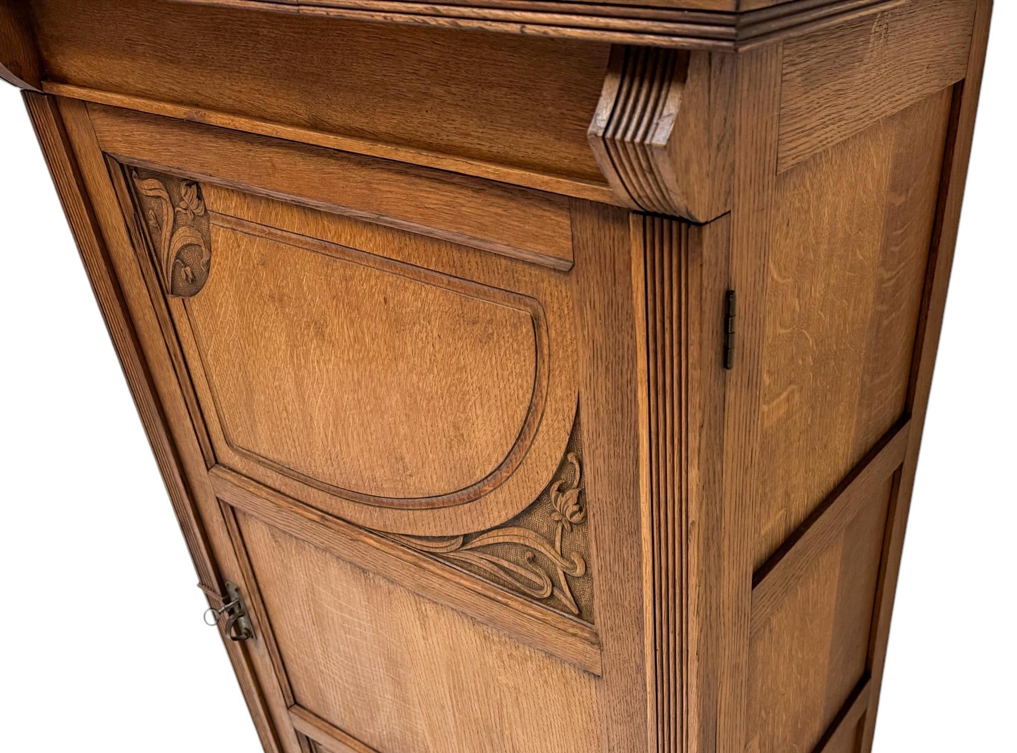 Armadio a una porta in stile Art & Crafts Art Nouveau, 1900 in vendita 1