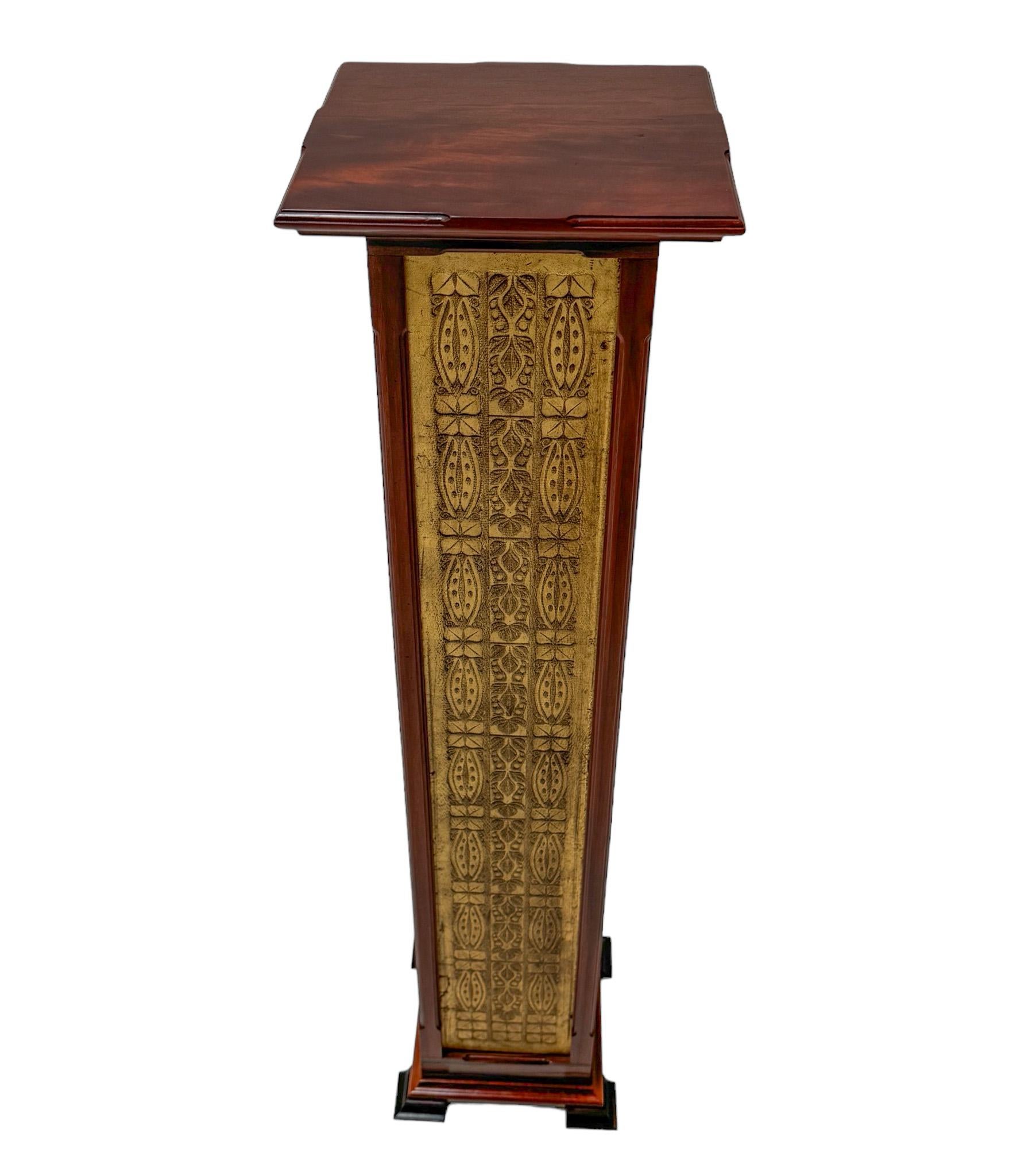 Magnífico y rarísimo pedestal Art Nouveau Arts & Crafts.
Diseño de Carel Adolph Lion Cachet.
Llamativo diseño holandés de los años 1900.
Base de nogal americano macizo sobre cuatro patas originales de macassar macizo.
Cuatro paneles originales de