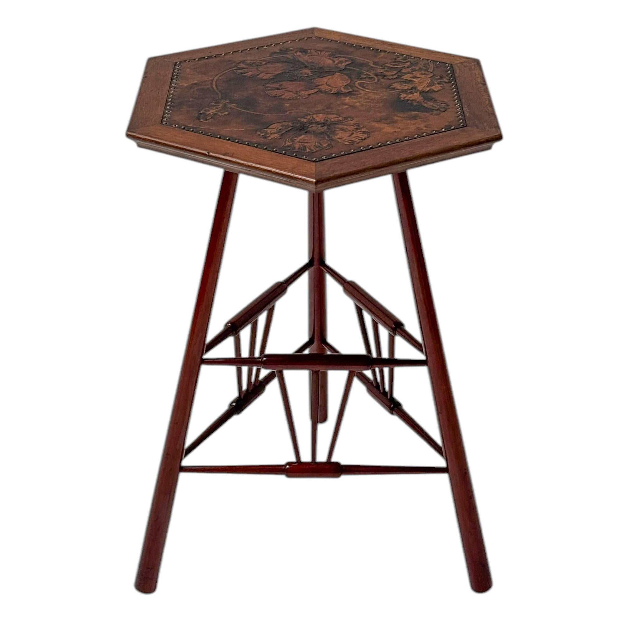Superbe et élégante table d'appoint Arts & Crafts Art Nouveau.Design français frappant des années 1900.Base en noyer massif avec dessus en cuir décoratif d'origine.Cette merveilleuse table d'appoint Arts & Crafts Art Nouveau est en bon état