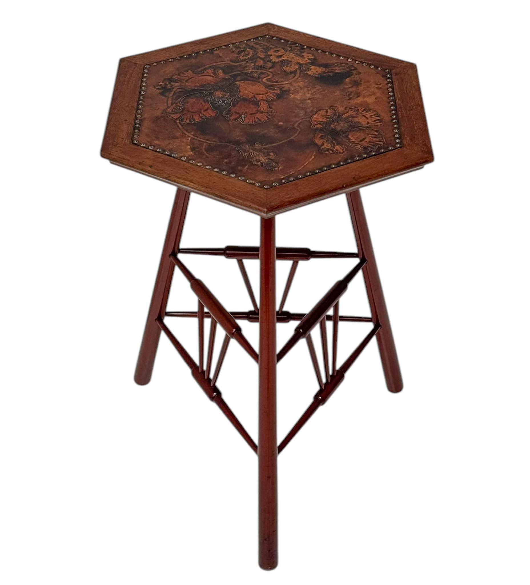 Arts and Crafts Table d'appoint Art Nouveau Arts & Crafts avec plateau en cuir d'origine, années 1900 en vente
