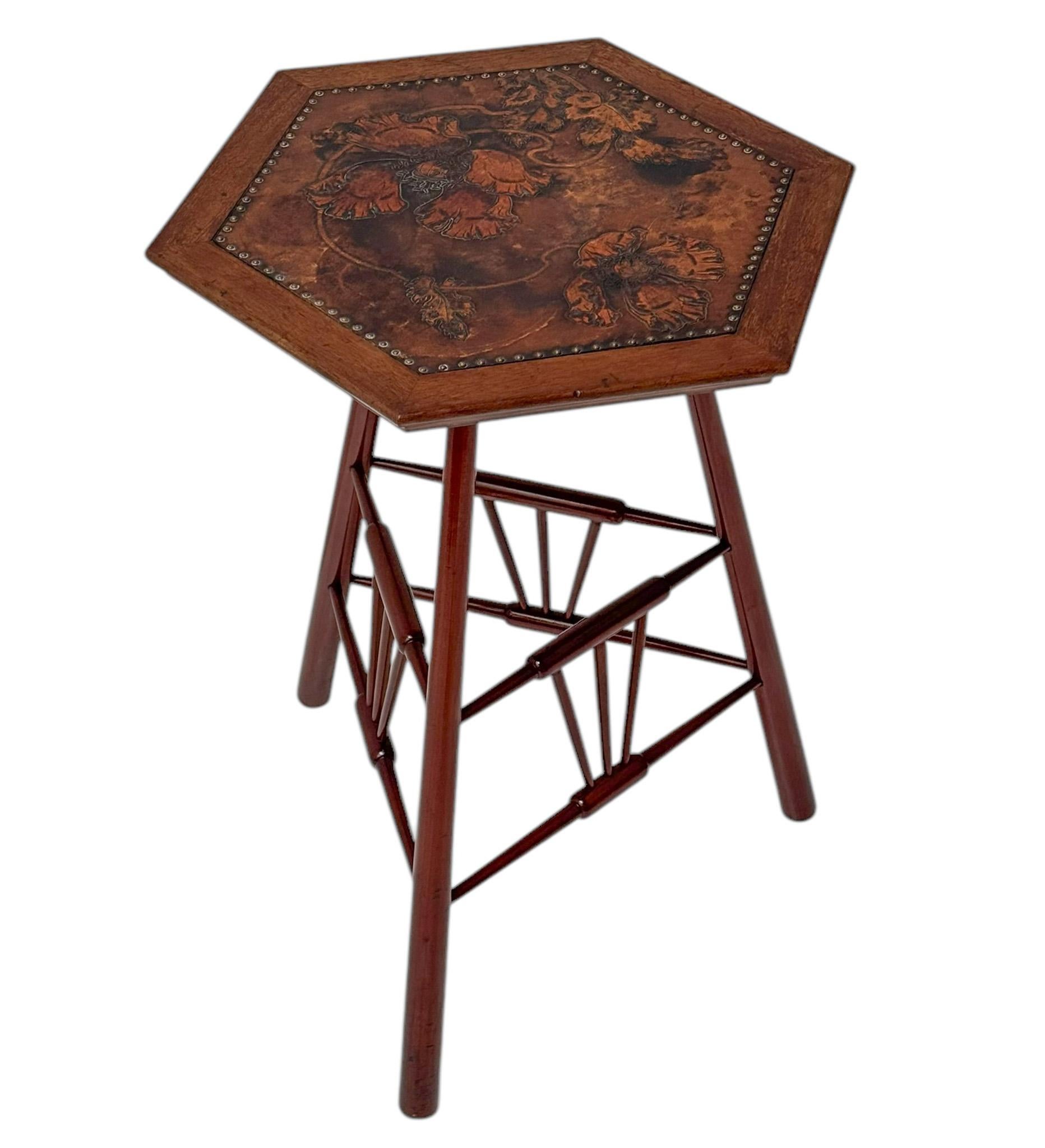 Français Table d'appoint Art Nouveau Arts & Crafts avec plateau en cuir d'origine, années 1900 en vente