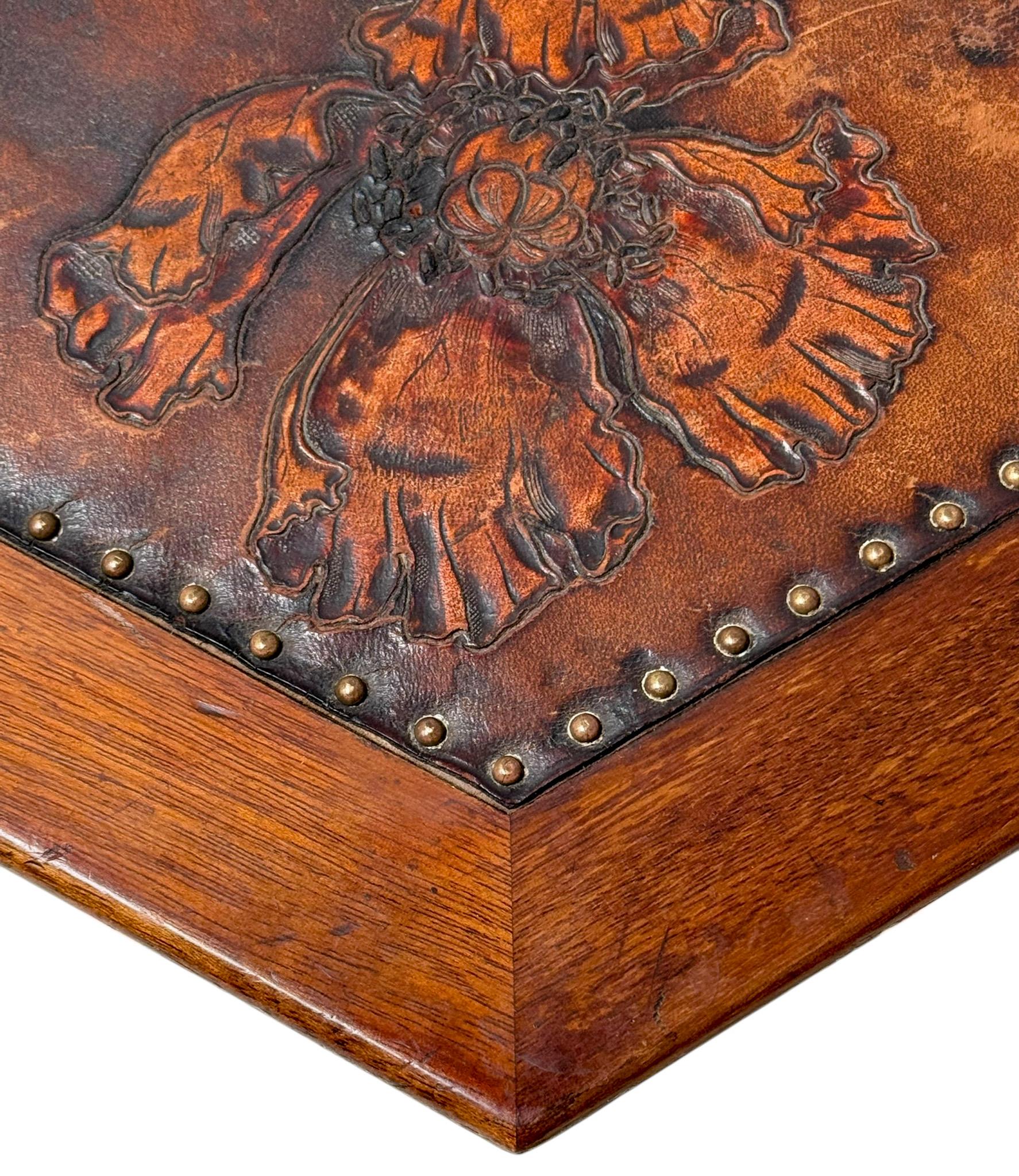 Cuir Table d'appoint Art Nouveau Arts & Crafts avec plateau en cuir d'origine, années 1900 en vente
