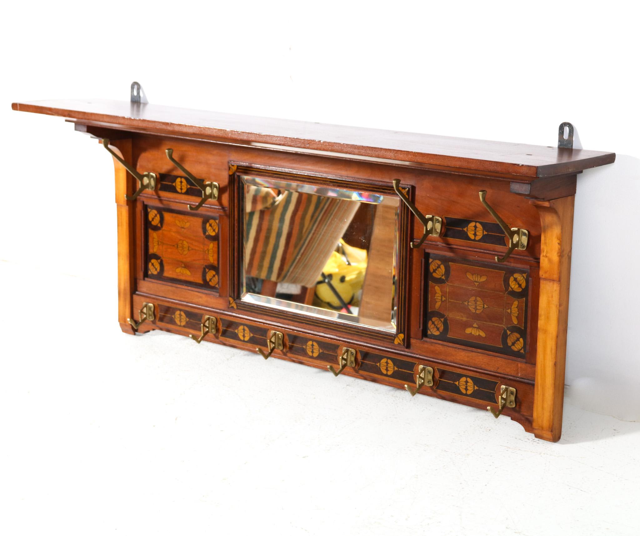 Arts and Crafts Appendiabiti in legno di noce Art & Crafts Art Nouveau con intarsi, 1900 in vendita