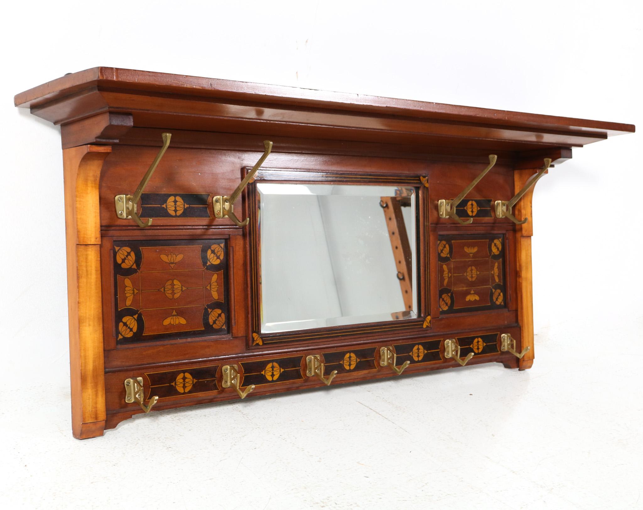 Olandese Appendiabiti in legno di noce Art & Crafts Art Nouveau con intarsi, 1900 in vendita