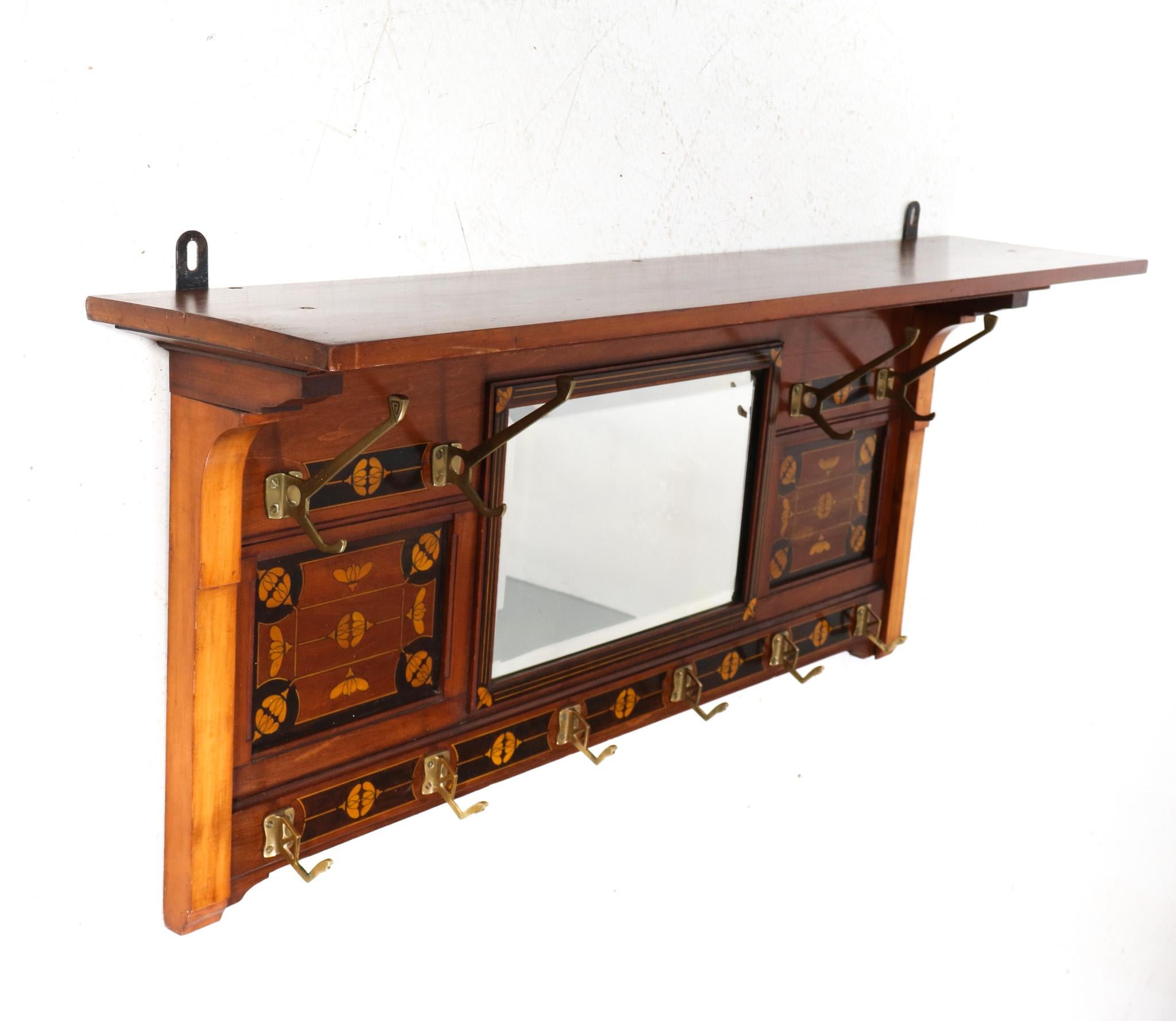 Inizio XX secolo Appendiabiti in legno di noce Art & Crafts Art Nouveau con intarsi, 1900 in vendita