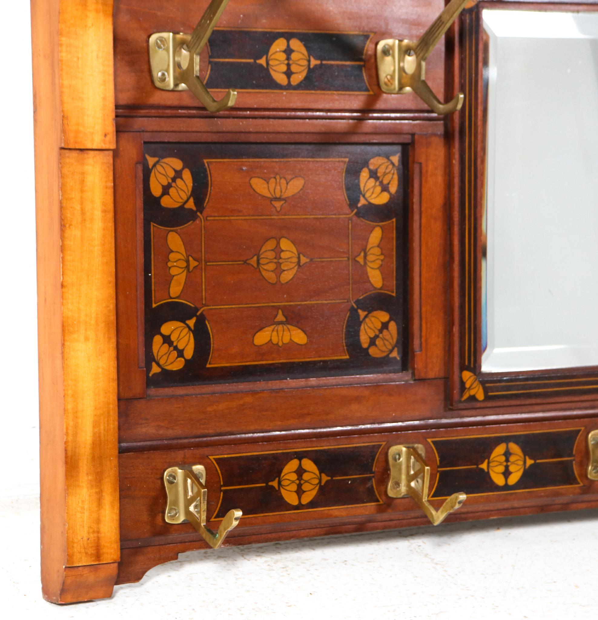 Appendiabiti in legno di noce Art & Crafts Art Nouveau con intarsi, 1900 in vendita 2