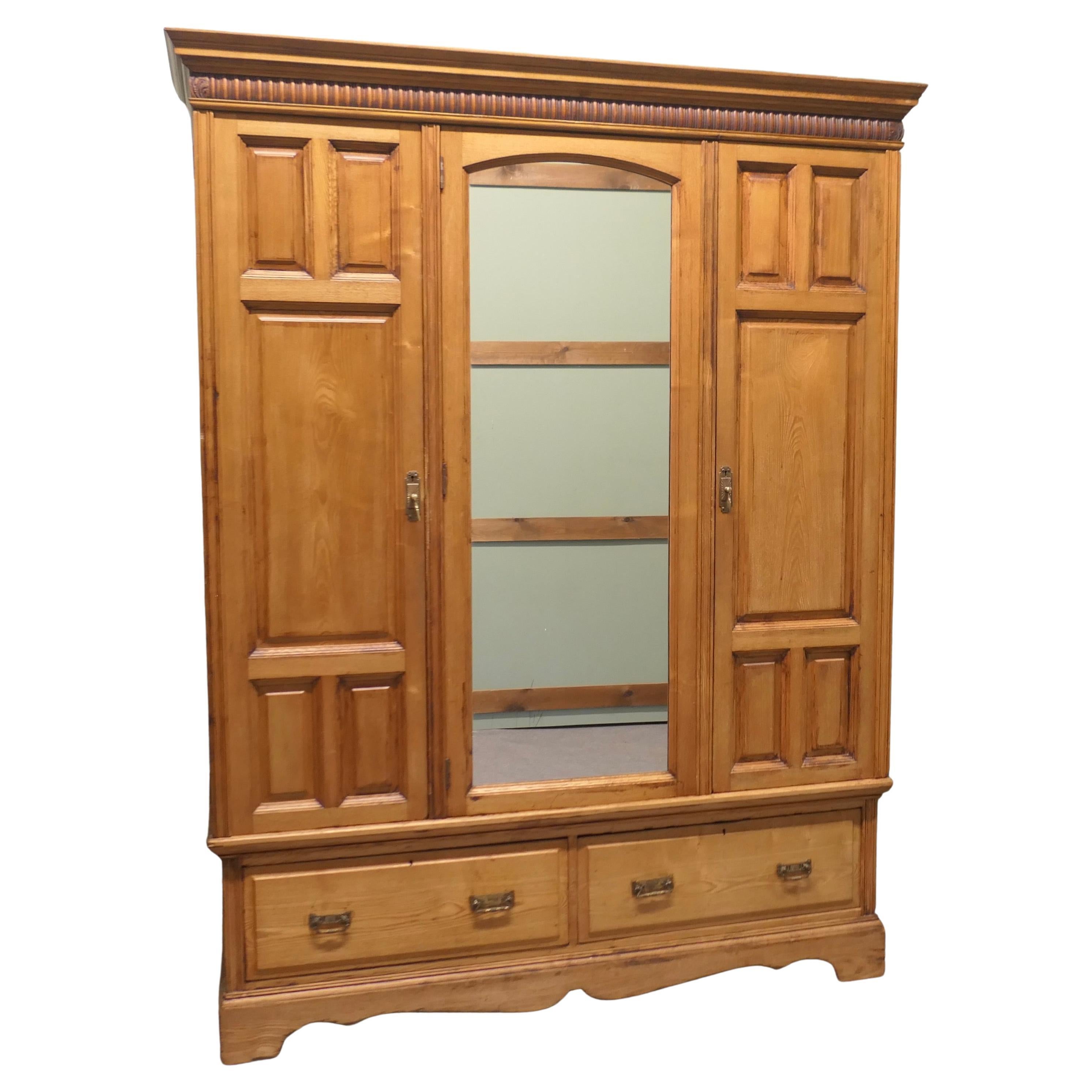 Armadio in frassino Arti e Mestieri Compactum L
armadio ha 3 ante