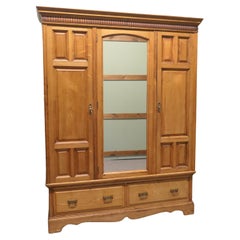 Arts & Crafts Garderobe aus Esche Compactum    Der Kleiderschrank hat 3 Türen