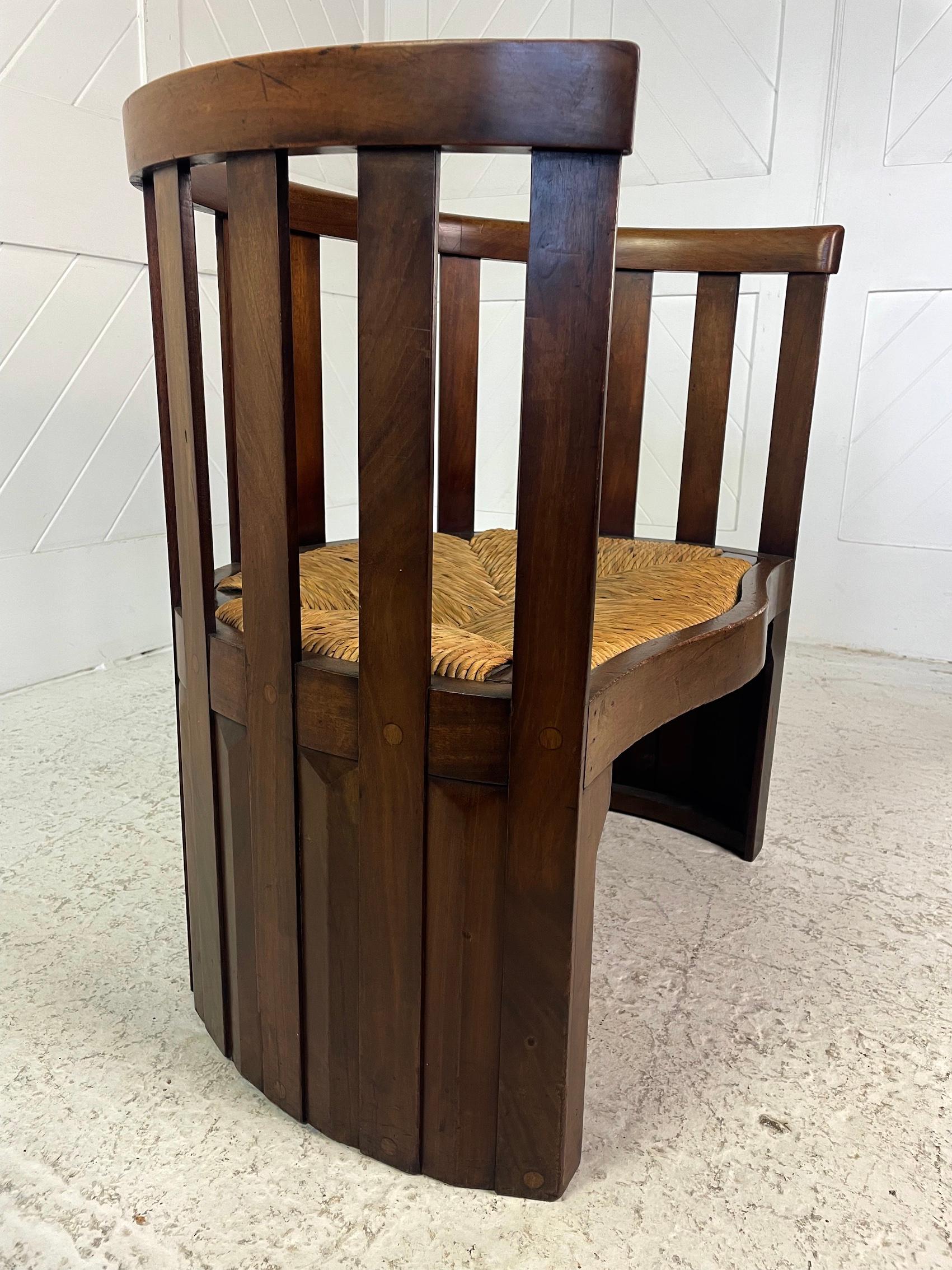 Arts and Crafts-Stuhl mit Fassrückenlehne von Liberty & Co (Frühes 20. Jahrhundert) im Angebot
