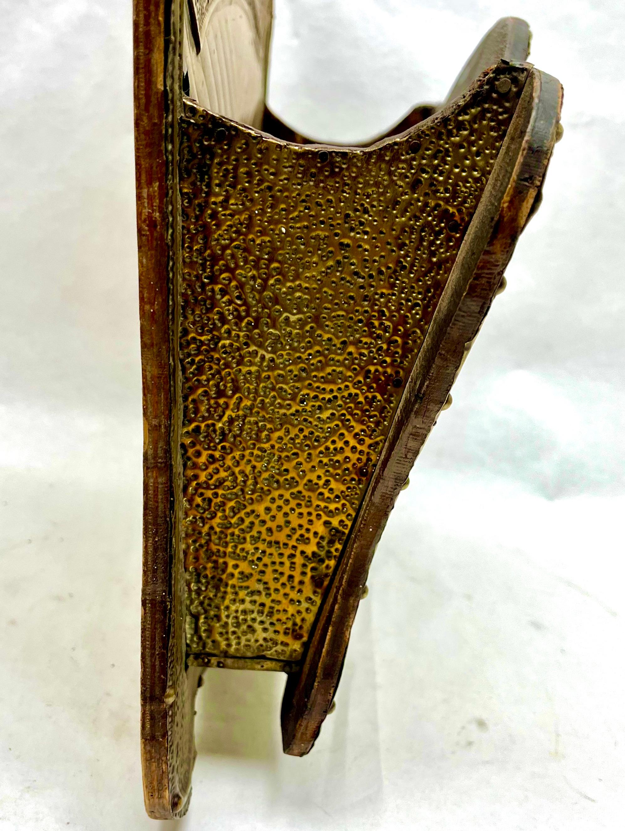 Début du 20ème siècle Porte-revues Arts & Crafts en cuivre battu avec patine d'origine, fait à la main en vente