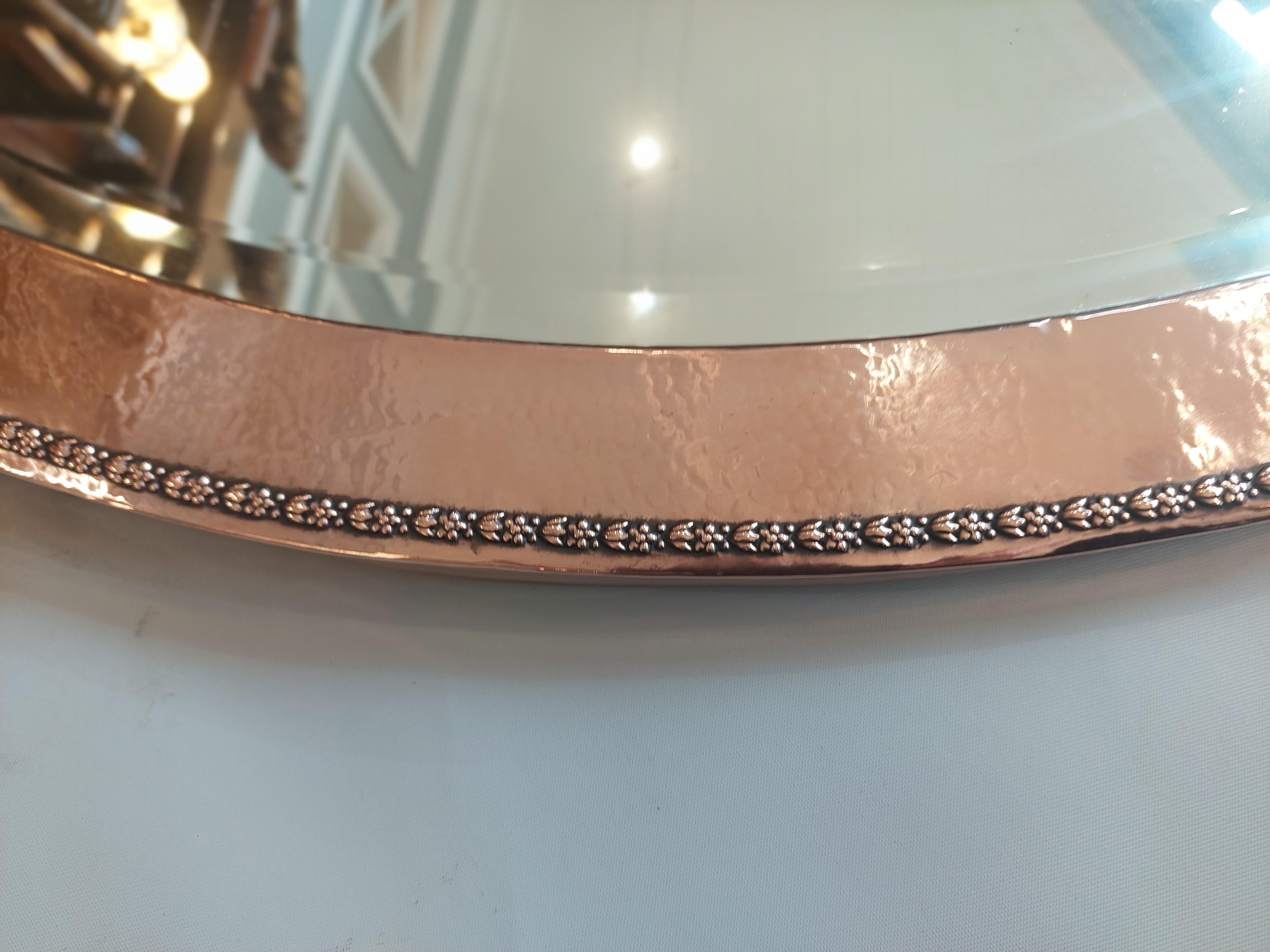 Inglese Specchio da parete in rame battuto Arts & Crafts in vendita