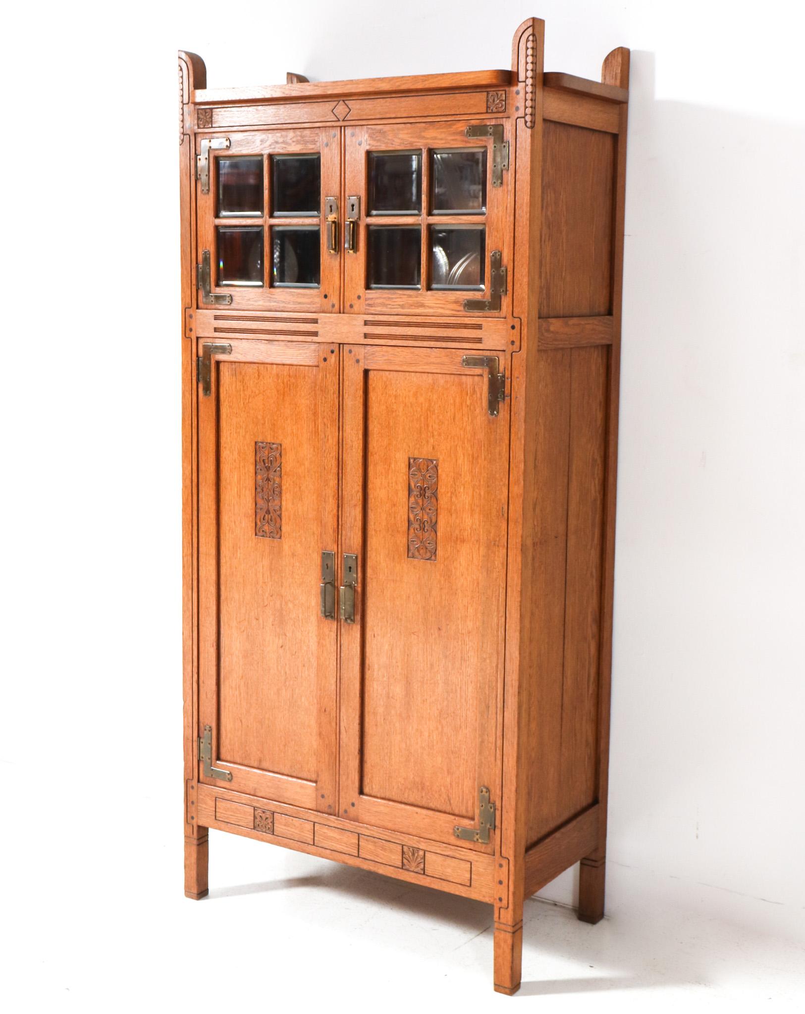 Magnifica e rarissima libreria Arts & Crafts.
Design di Willem Penaat per Fa. Haag & Zn Amsterdam.
Un sorprendente design olandese del 1897.
Struttura in rovere massiccio con maniglie originali in ottone patinato sulle quattro porte.
Le otto
