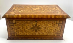 Kunstgewerbliche Schachtel mit handgefertigtem Intarsiendekor, um 1910