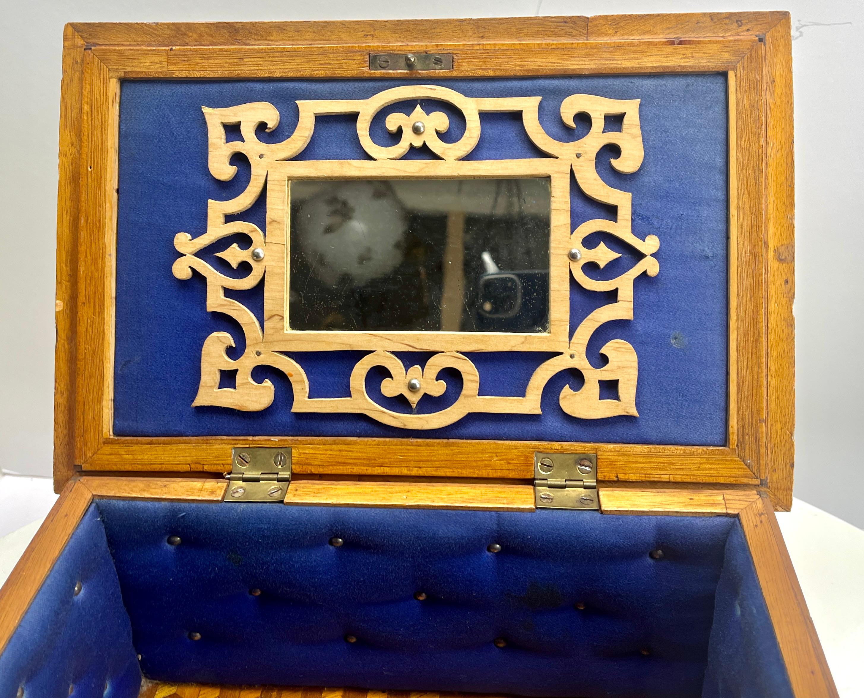Arts & Crafts Box with Decorative Hand made marquetry Decor, circa 1910 In Good Condition For Sale In Verviers, BE
