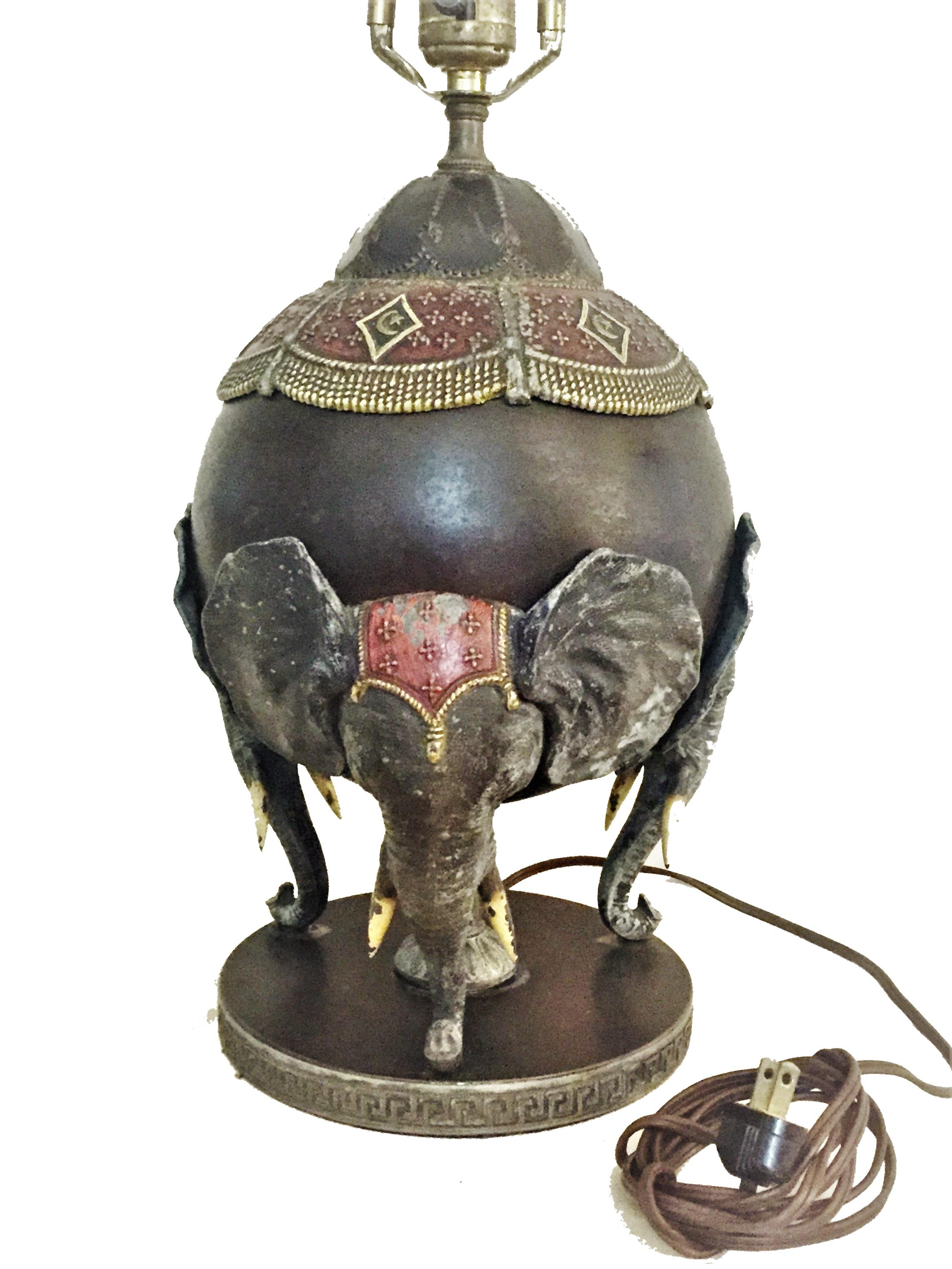 Arts & Crafts, Bradley & Hubbard, emaillierte Elefanten-Tischlampe aus Metall, um 1910 (Messing) im Angebot