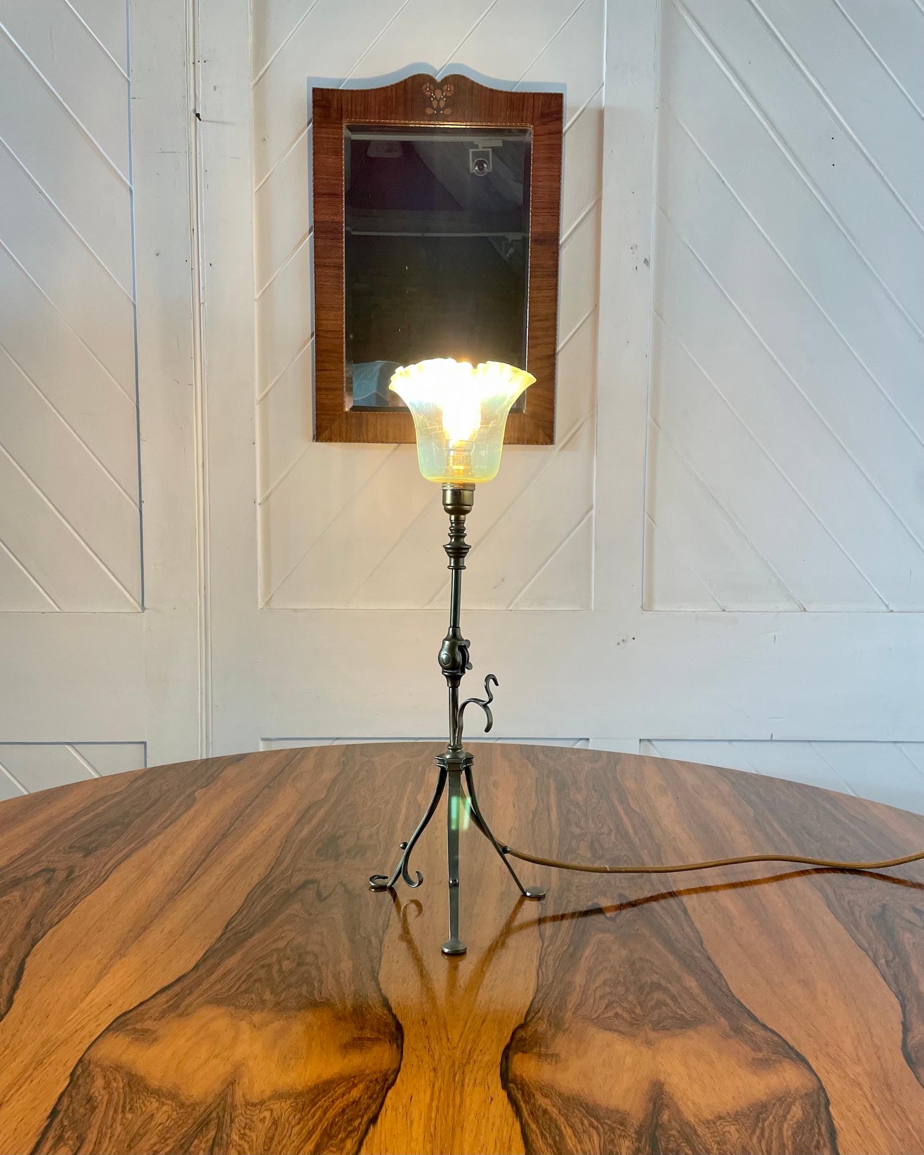 Arts and Crafts Lampada da tavolo regolabile in ottone Arts & Crafts in vendita