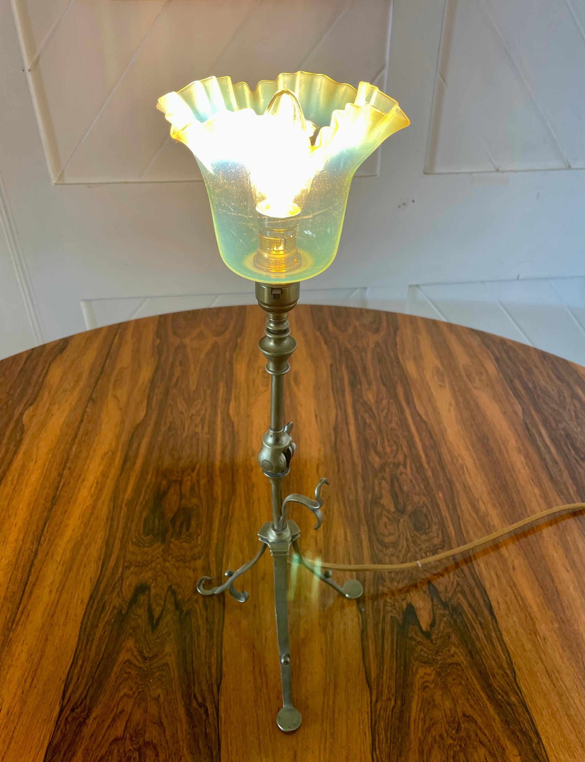 Inglese Lampada da tavolo regolabile in ottone Arts & Crafts in vendita