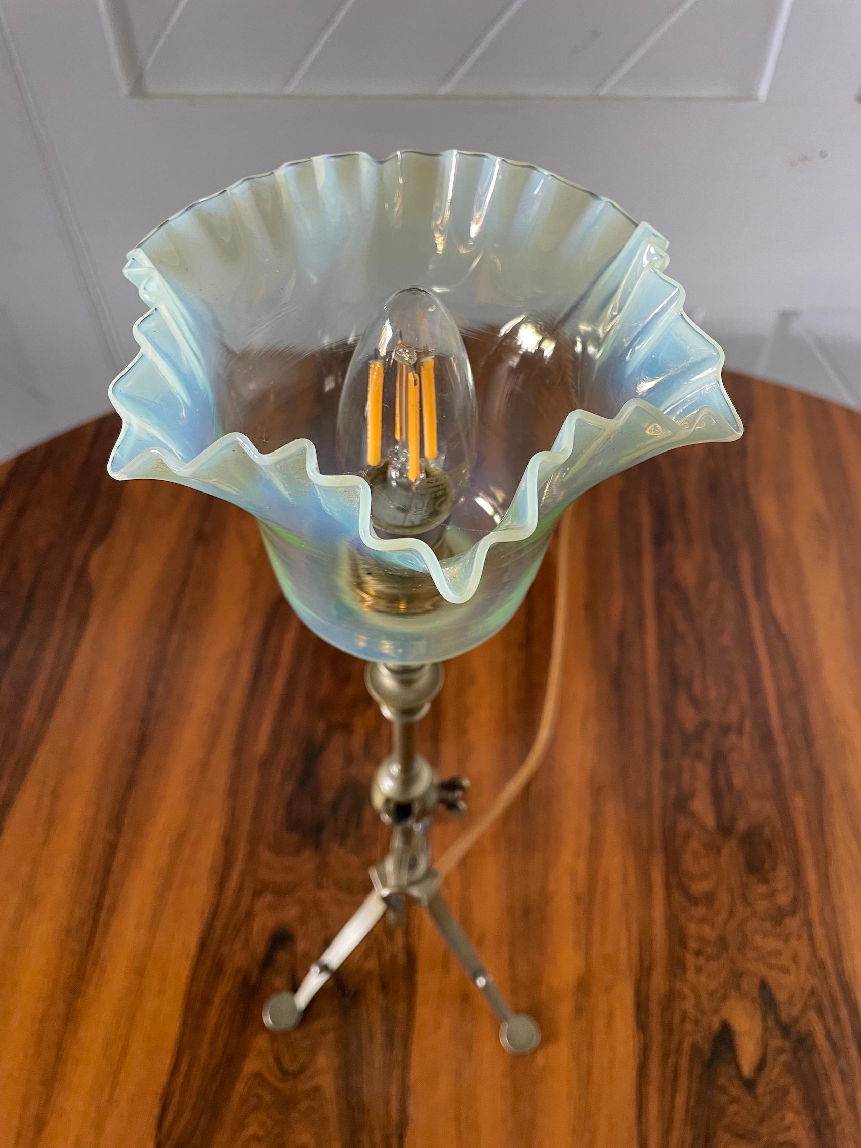 Inizio XX secolo Lampada da tavolo regolabile in ottone Arts & Crafts in vendita
