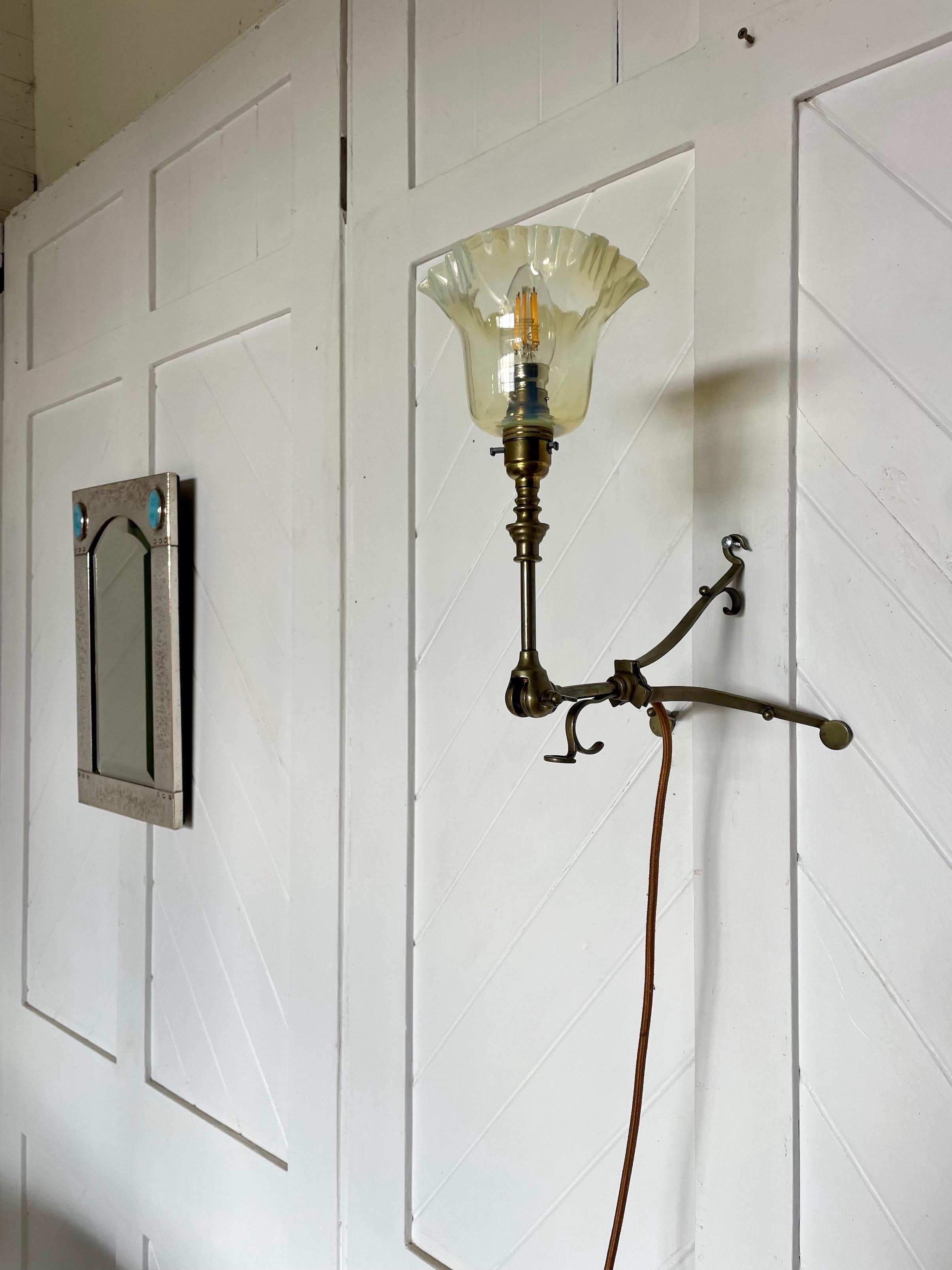 Ottone Lampada da tavolo regolabile in ottone Arts & Crafts in vendita