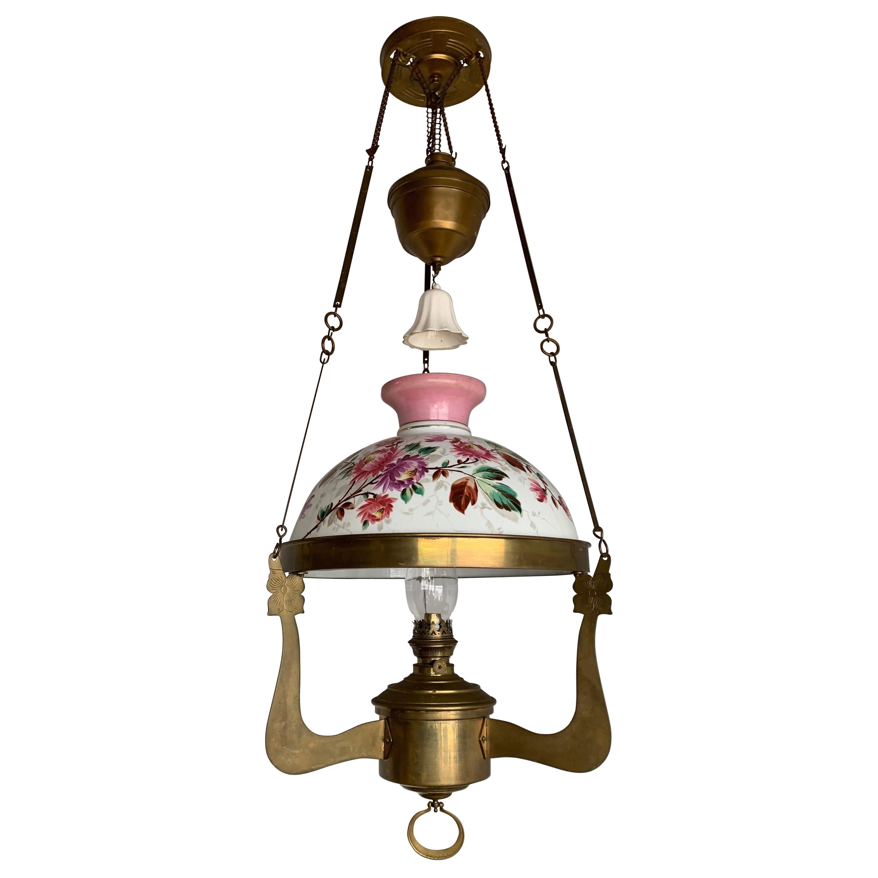 Lampe à huile ou lustre à fleurs réglable Arts & Crafts en laiton et abat-jour en opaline