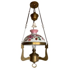 Lampe à huile ou lustre à fleurs réglable Arts & Crafts en laiton et abat-jour en opaline