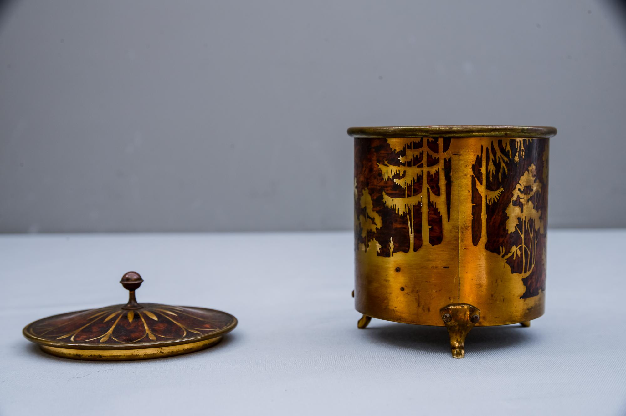 Arts & Crafts Brass and Wood Round Box by Erhard & Sohne Vienna, circa 1920s In Good Condition In Wien, AT