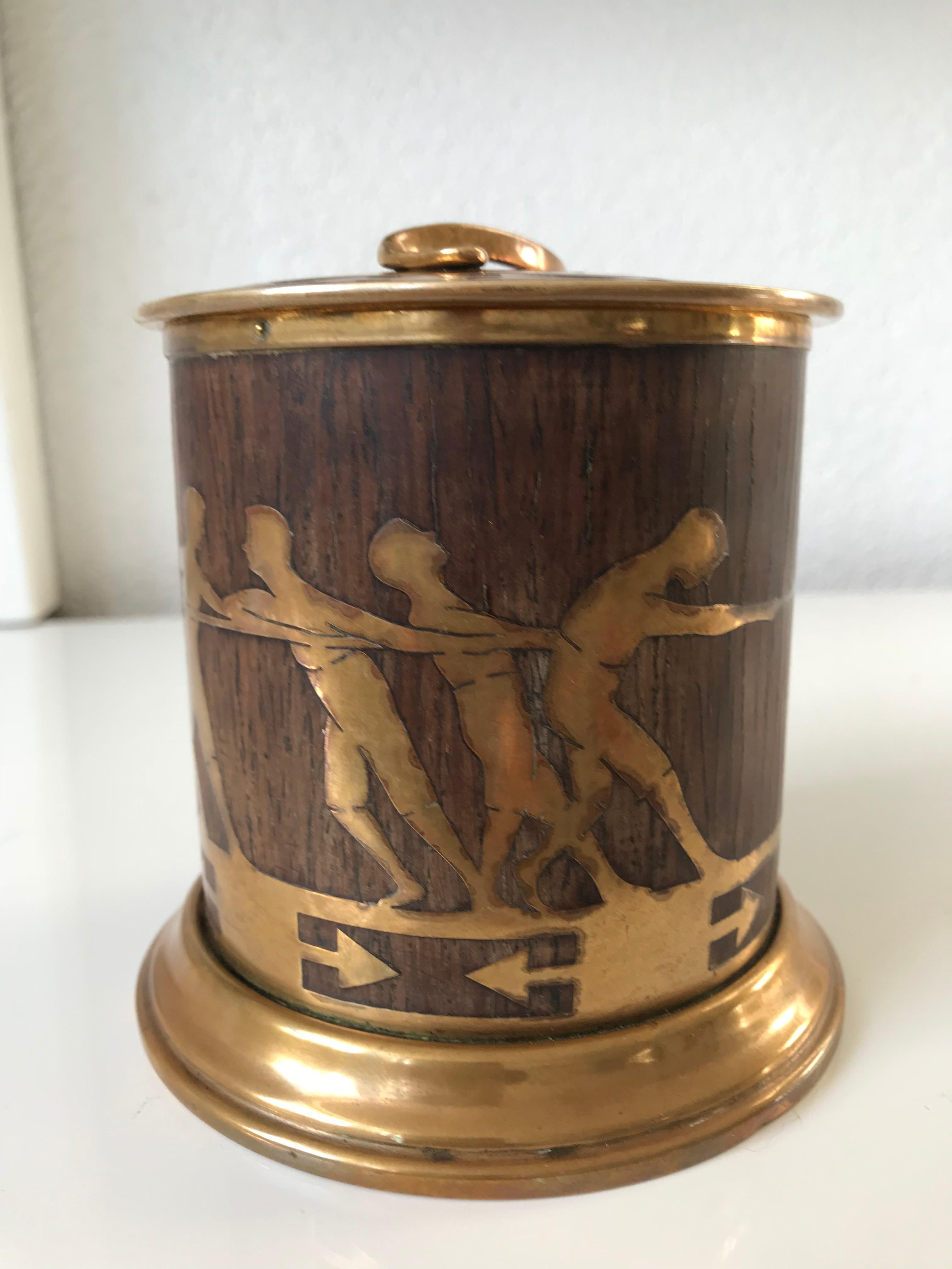 Stunning and rare Secession box.

There are -for good reasons- collectors of the Viennese Secessionist Style in almost every country on this planet. The finesse of the workmanship, the quality of the materials and the stunning designs have a