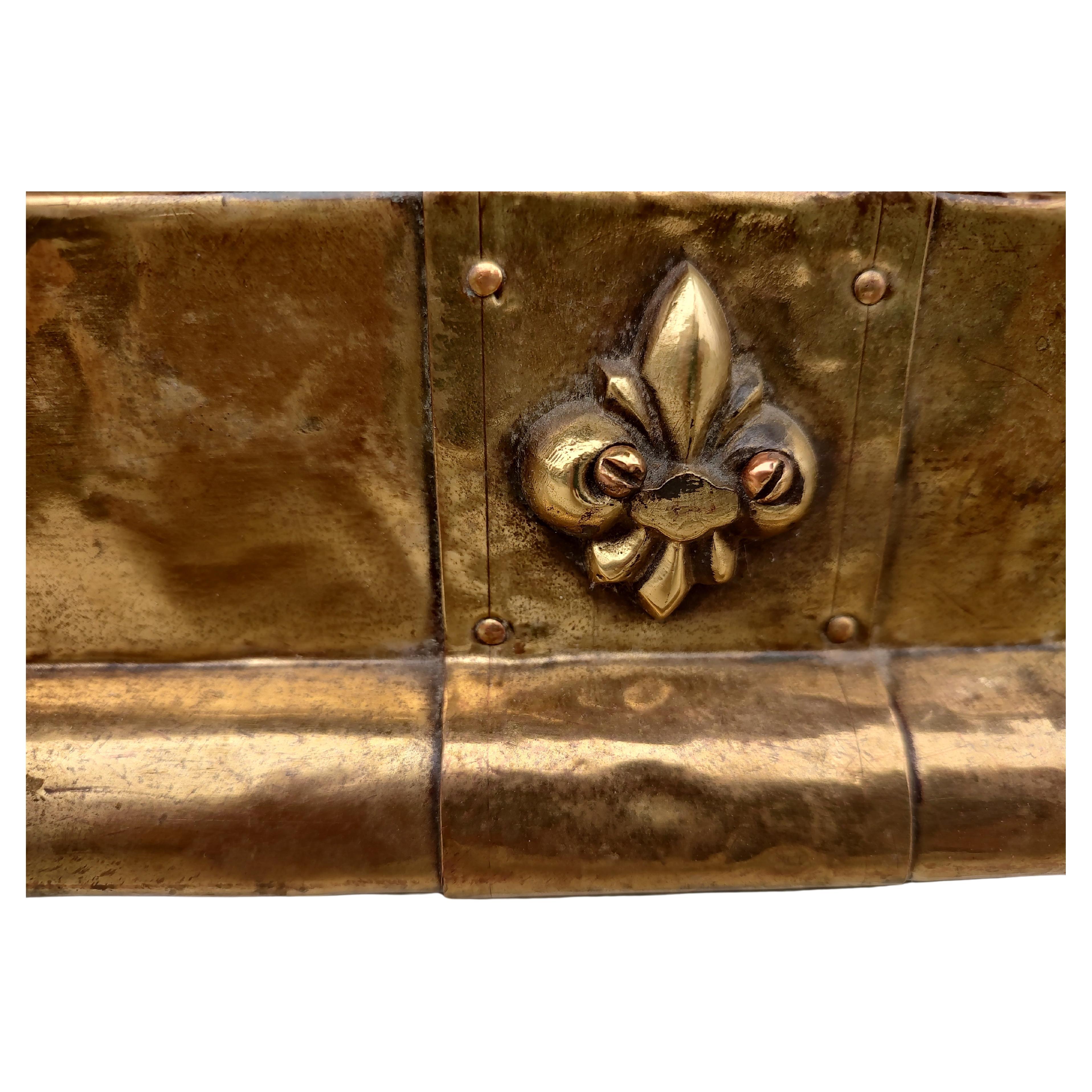 Arts and Crafts Kaminschutz aus Messing Fleur De Lis im Zustand „Gut“ im Angebot in Port Jervis, NY