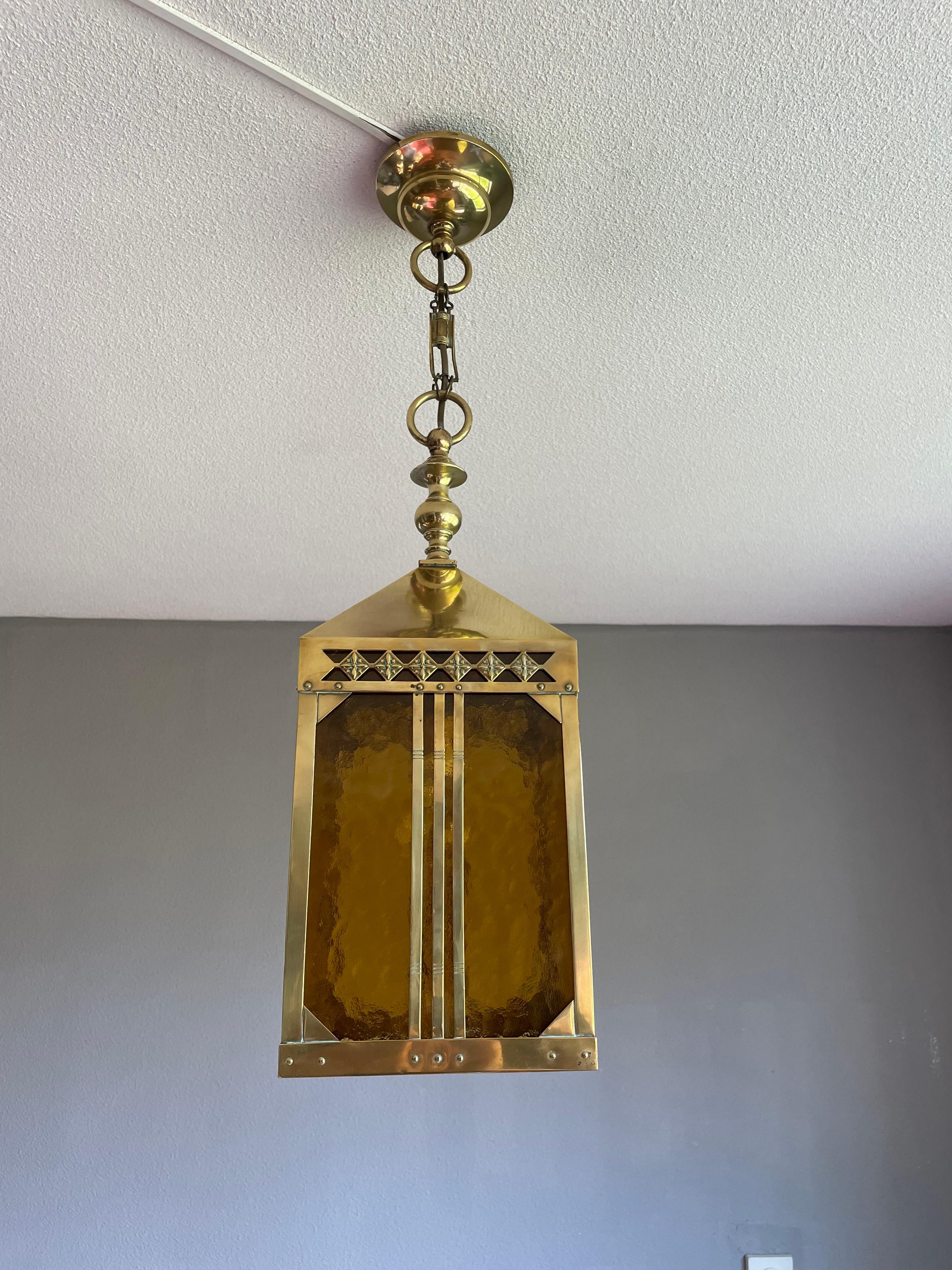 20ième siècle Pendentif / Lanterne de hall d'entrée Arts & Crafts en laiton et verre Attr. Jan Eisenloeffel en vente