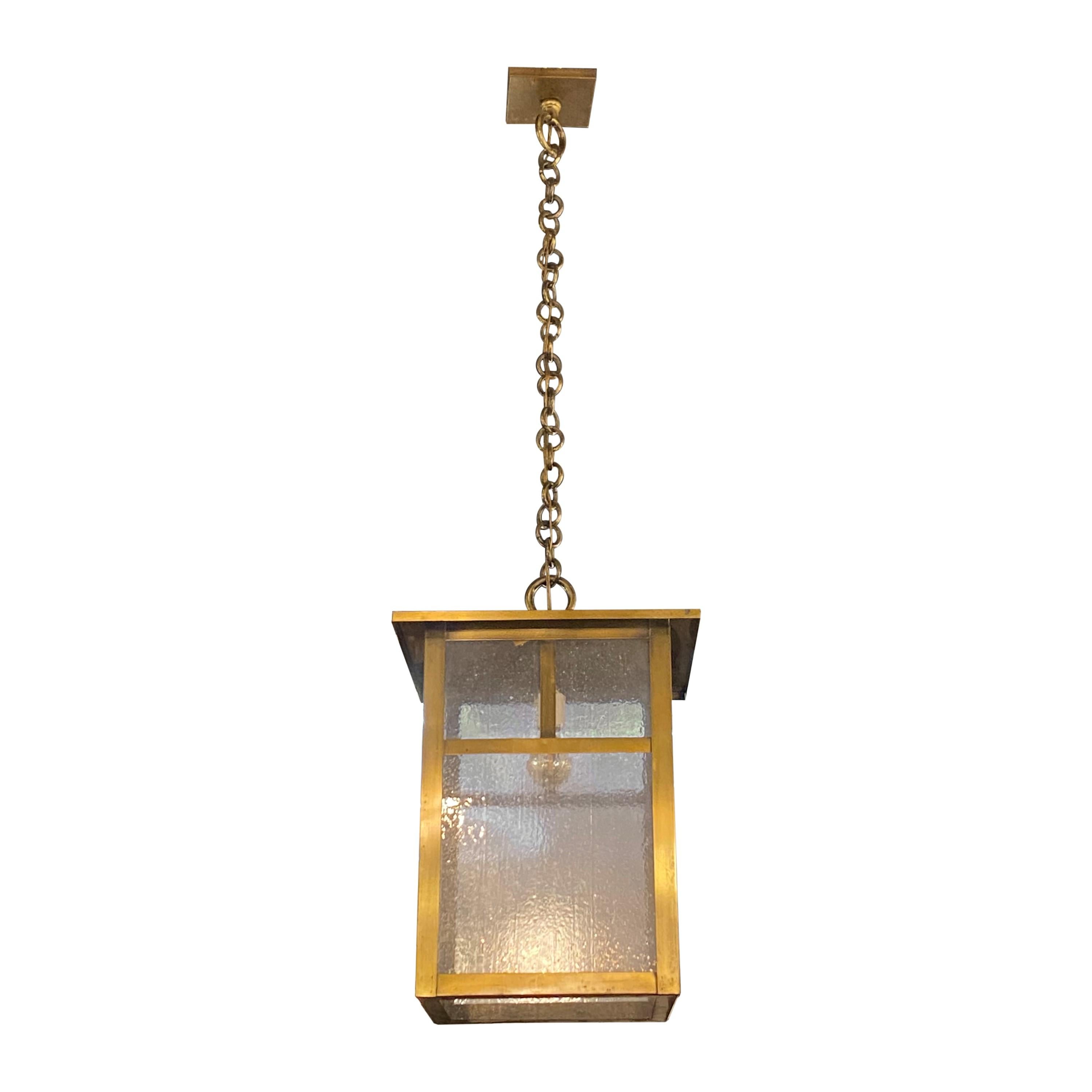 Lampe suspendue Arts & Crafts du début du 20e siècle, nettoyée et restaurée, avec un design de lanterne. Il est doté d'abat-jour en verre texturé transparent et d'un dôme de plafond carré assorti. Convient à une ampoule domestique standard E26.