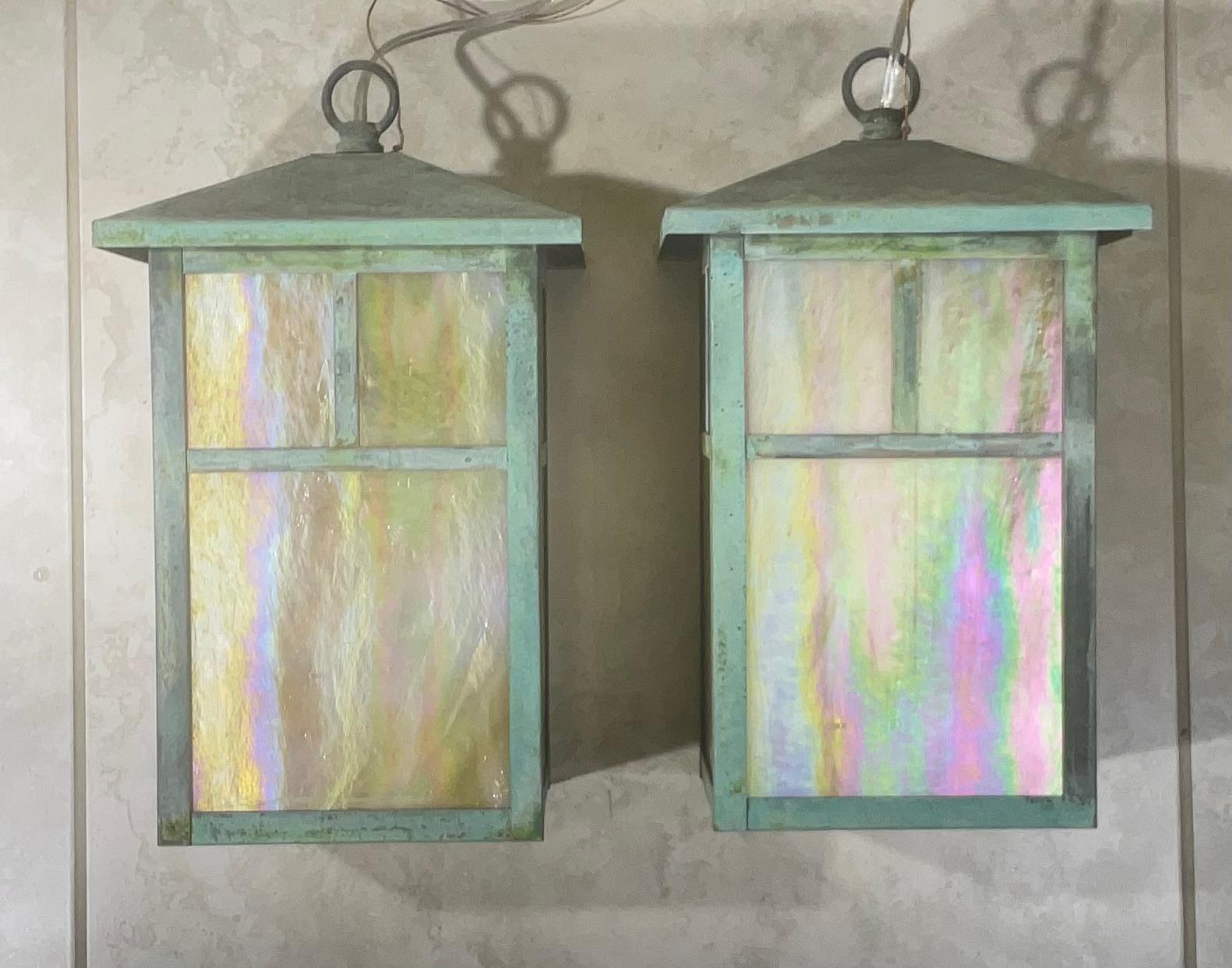 Arts and Crafts-Laternen-Pendelleuchte aus Messing mit Kunstglas im Zustand „Gut“ im Angebot in Delray Beach, FL