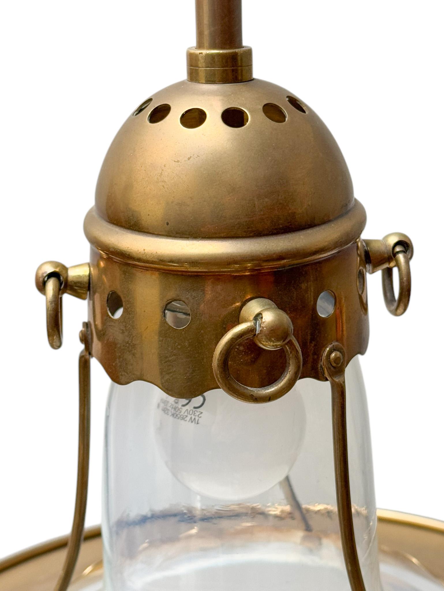 Ciondolo in ottone Arts & Crafts con paralume in vetro soffiato Origina, 1900 in vendita 3