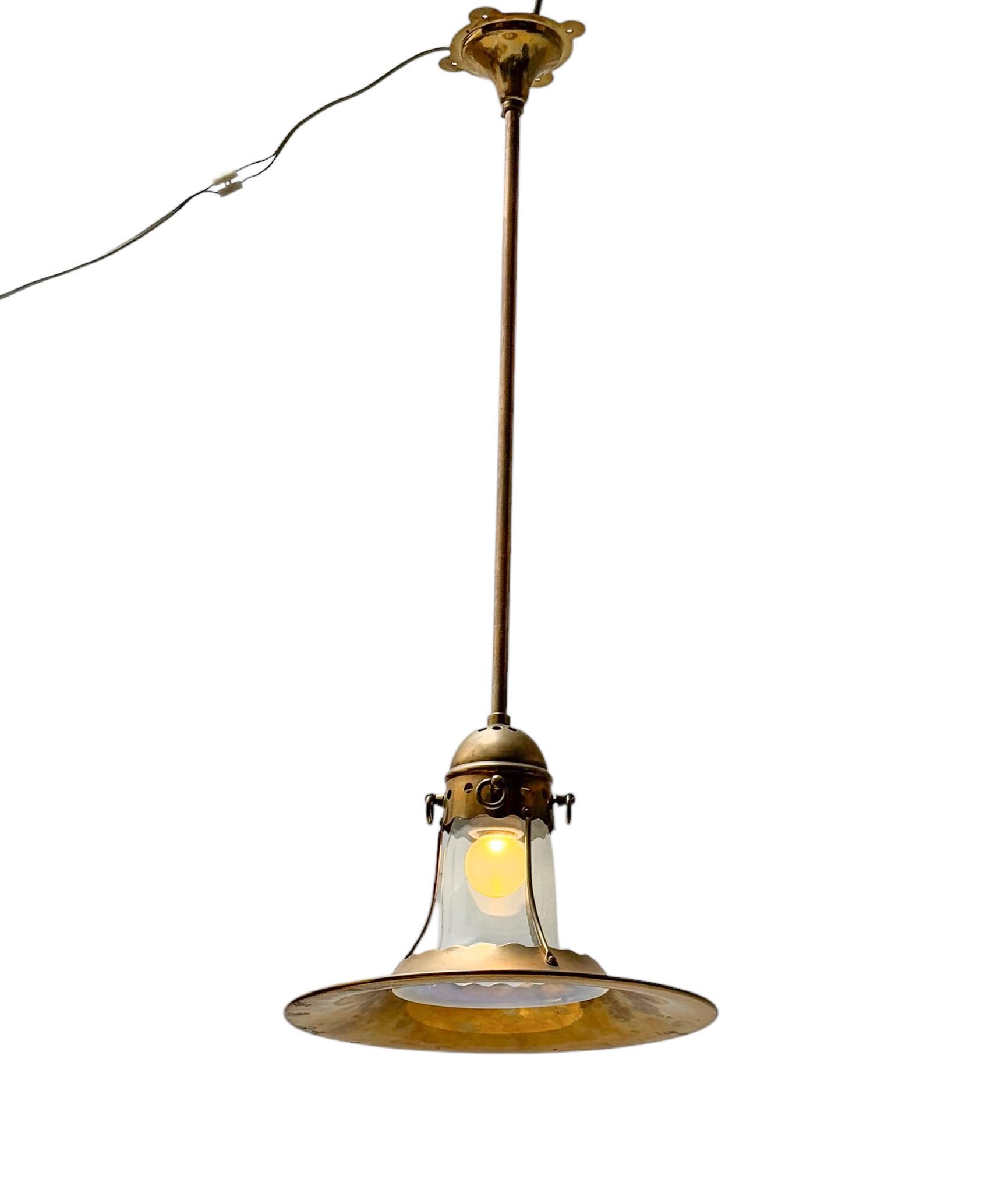 Splendido ed elegante ciondolo Arts & Crafts.
Un sorprendente design olandese degli anni '1900.
Struttura originale in ottone patinato con paralume originale in vetro soffiato.
Ricablato con una presa originale per lampadina E-27.
Questo