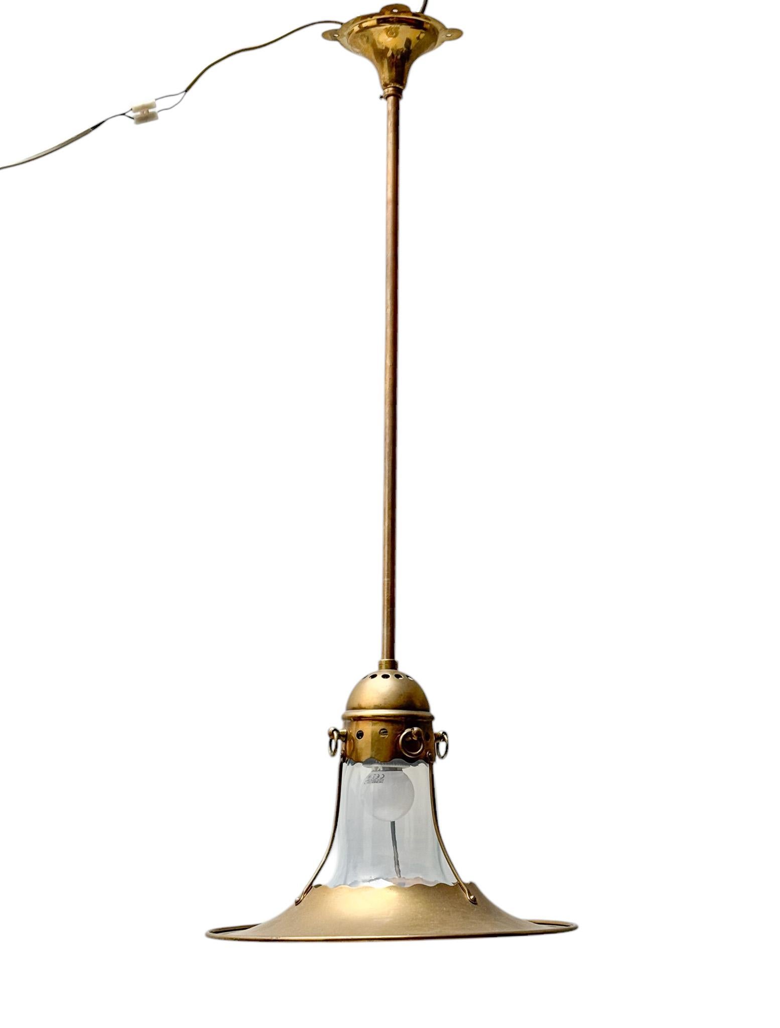 Arts and Crafts Ciondolo in ottone Arts & Crafts con paralume in vetro soffiato Origina, 1900 in vendita