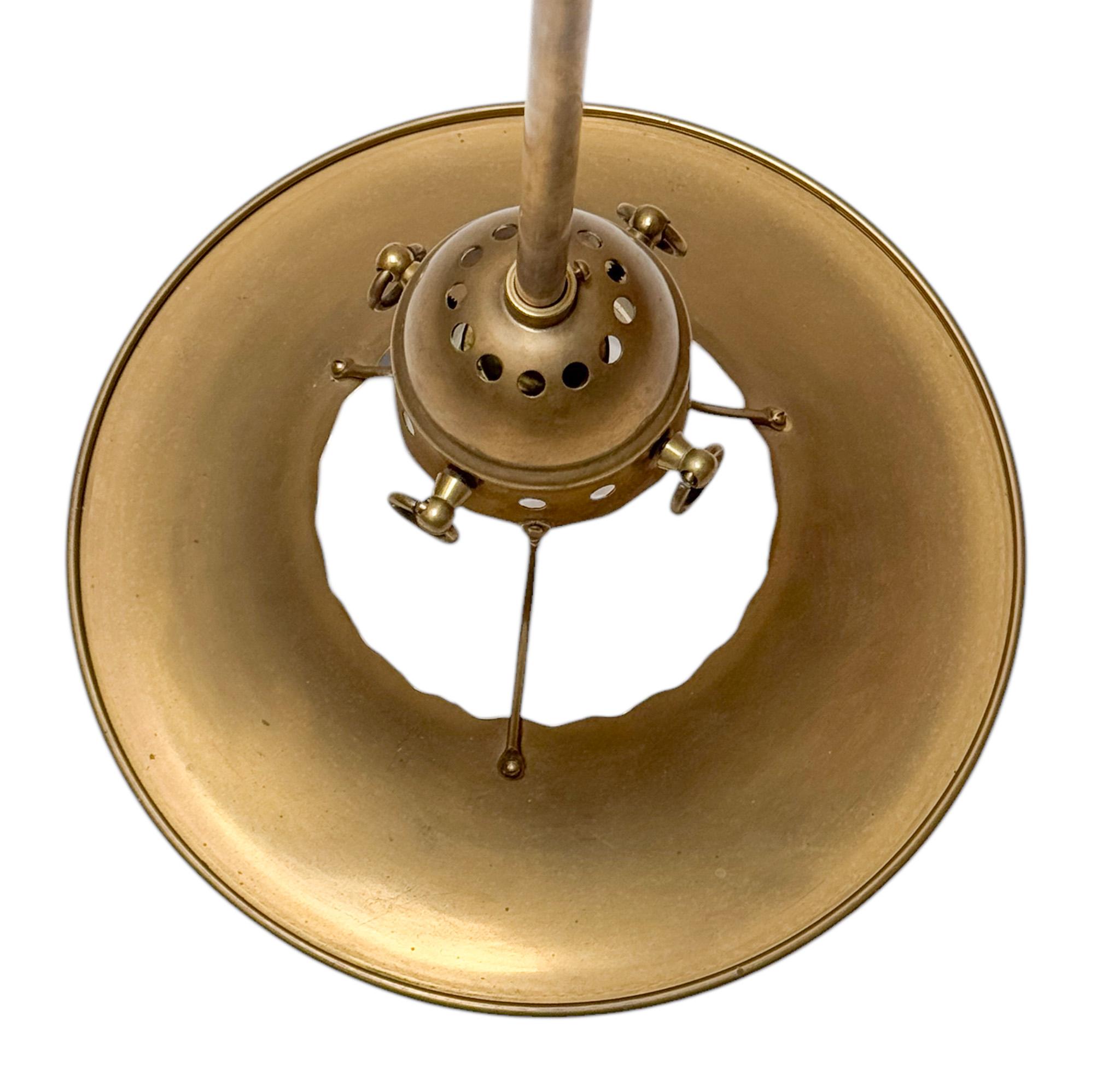 Olandese Ciondolo in ottone Arts & Crafts con paralume in vetro soffiato Origina, 1900 in vendita