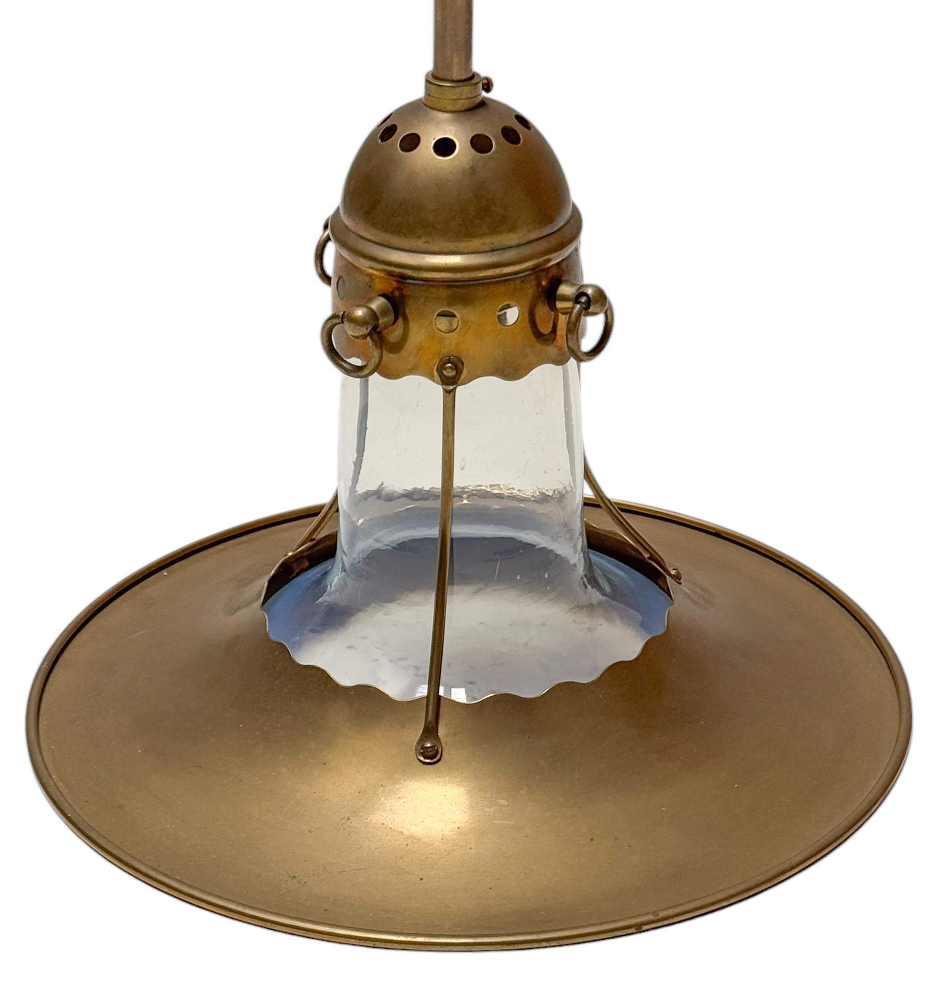 Ciondolo in ottone Arts & Crafts con paralume in vetro soffiato Origina, 1900 In condizioni buone in vendita a Amsterdam, NL
