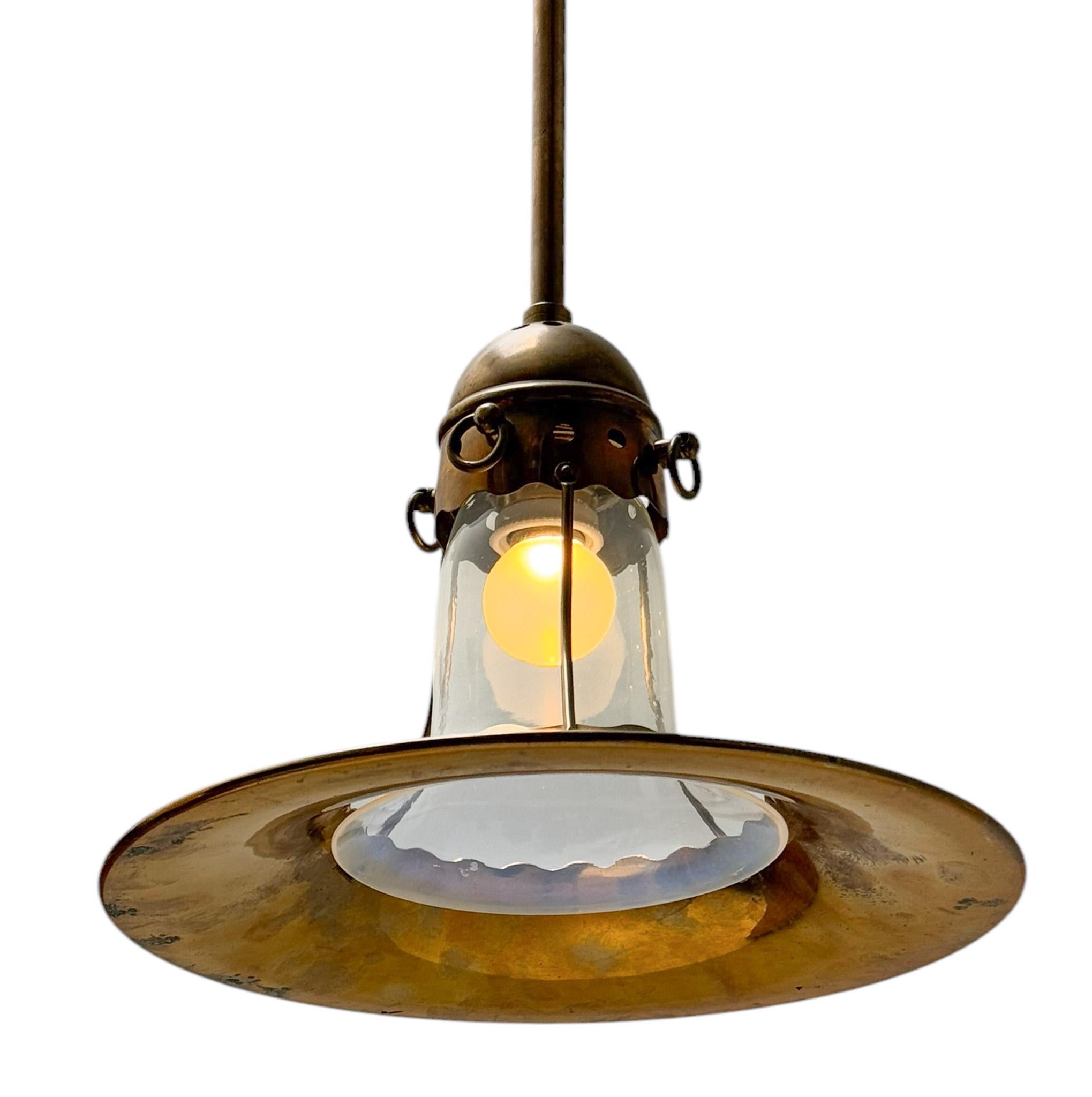 Inizio XX secolo Ciondolo in ottone Arts & Crafts con paralume in vetro soffiato Origina, 1900 in vendita