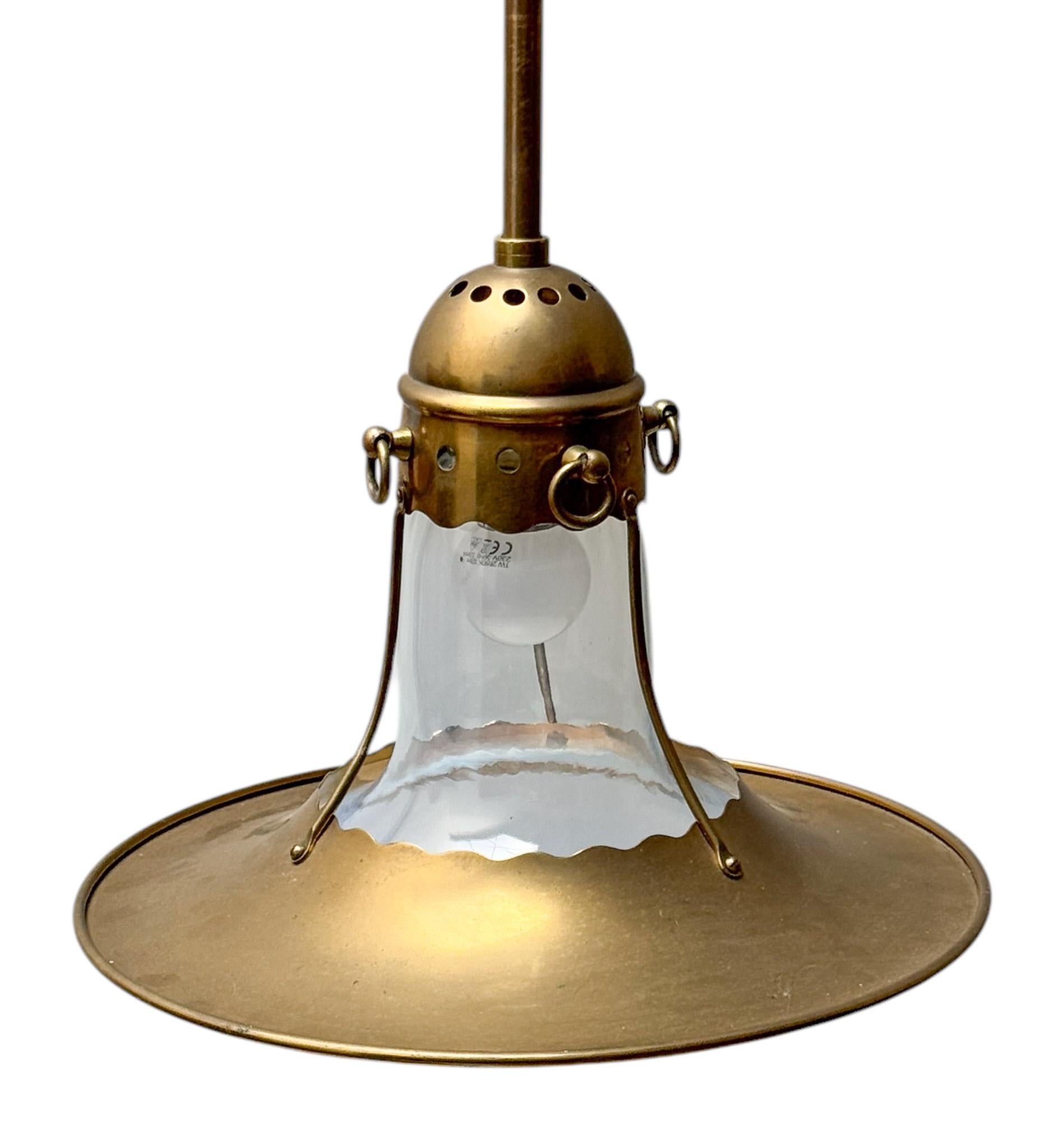 Vetro soffiato Ciondolo in ottone Arts & Crafts con paralume in vetro soffiato Origina, 1900 in vendita