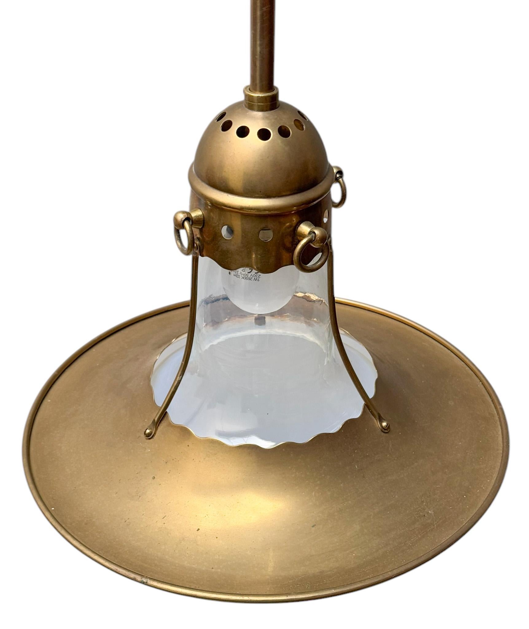 Ciondolo in ottone Arts & Crafts con paralume in vetro soffiato Origina, 1900 in vendita 2