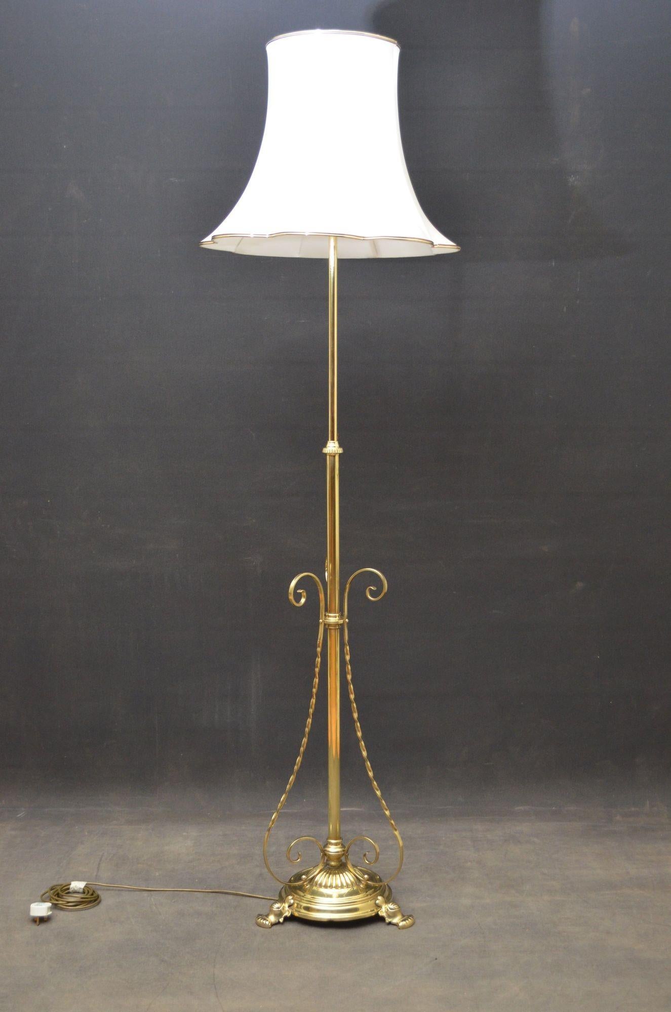 P087  Lampe standard réglable en hauteur de style Arts & Crafts sur base circulaire cannelée, supports torsadés décoratifs et pieds pad. Cette lampe ancienne a été testée par PAT et est prête à l'emploi. circa 1900
Mesures : H 46