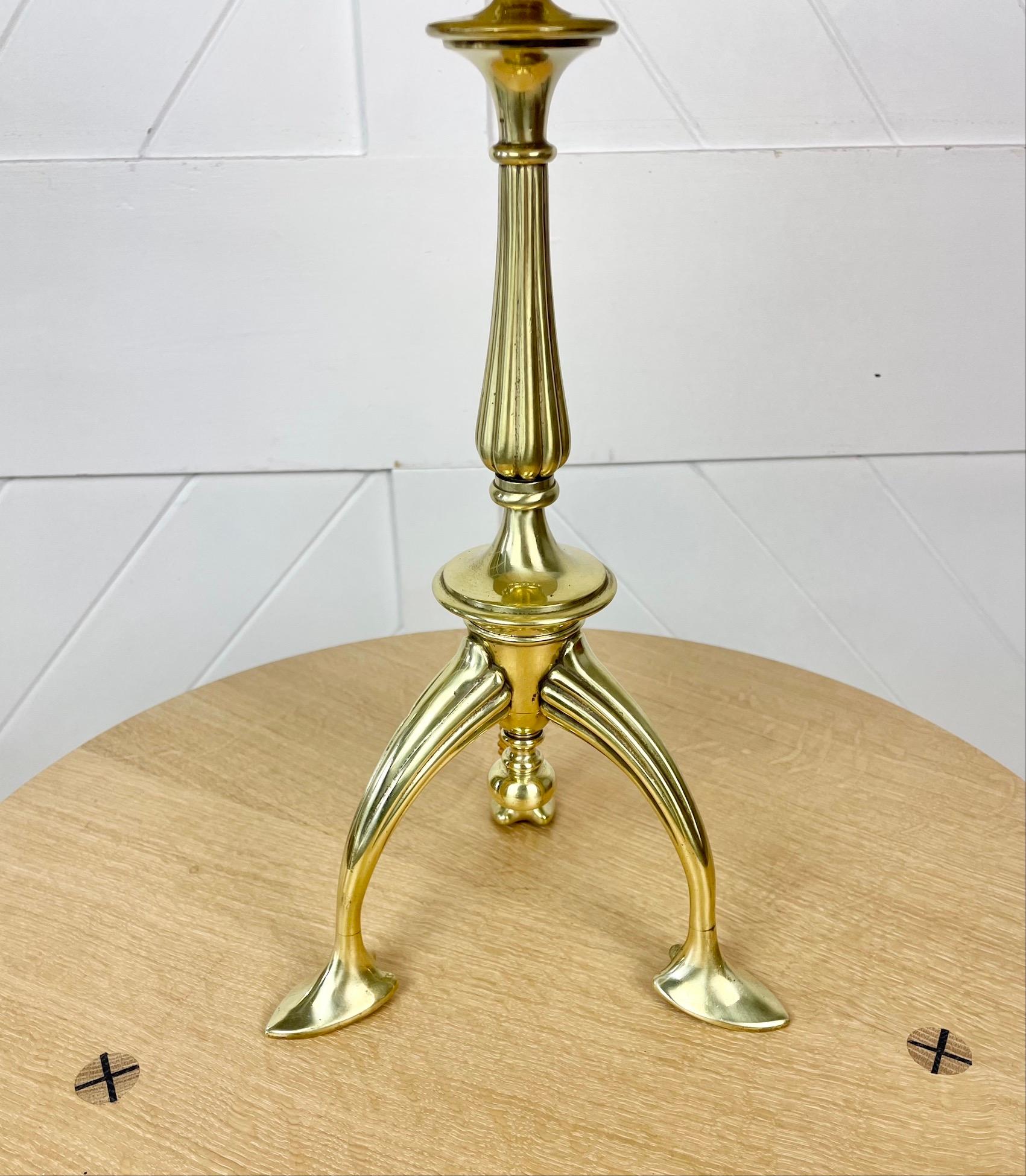 A very stylish brass Arts and Crafts table lamp
The feet are spade shaped, very typical of the period
This lamp is offered with a natural linen shade
The measurements of the lamp without the shade are:
Diameter 20cm   Height 40cm
Circa 1900