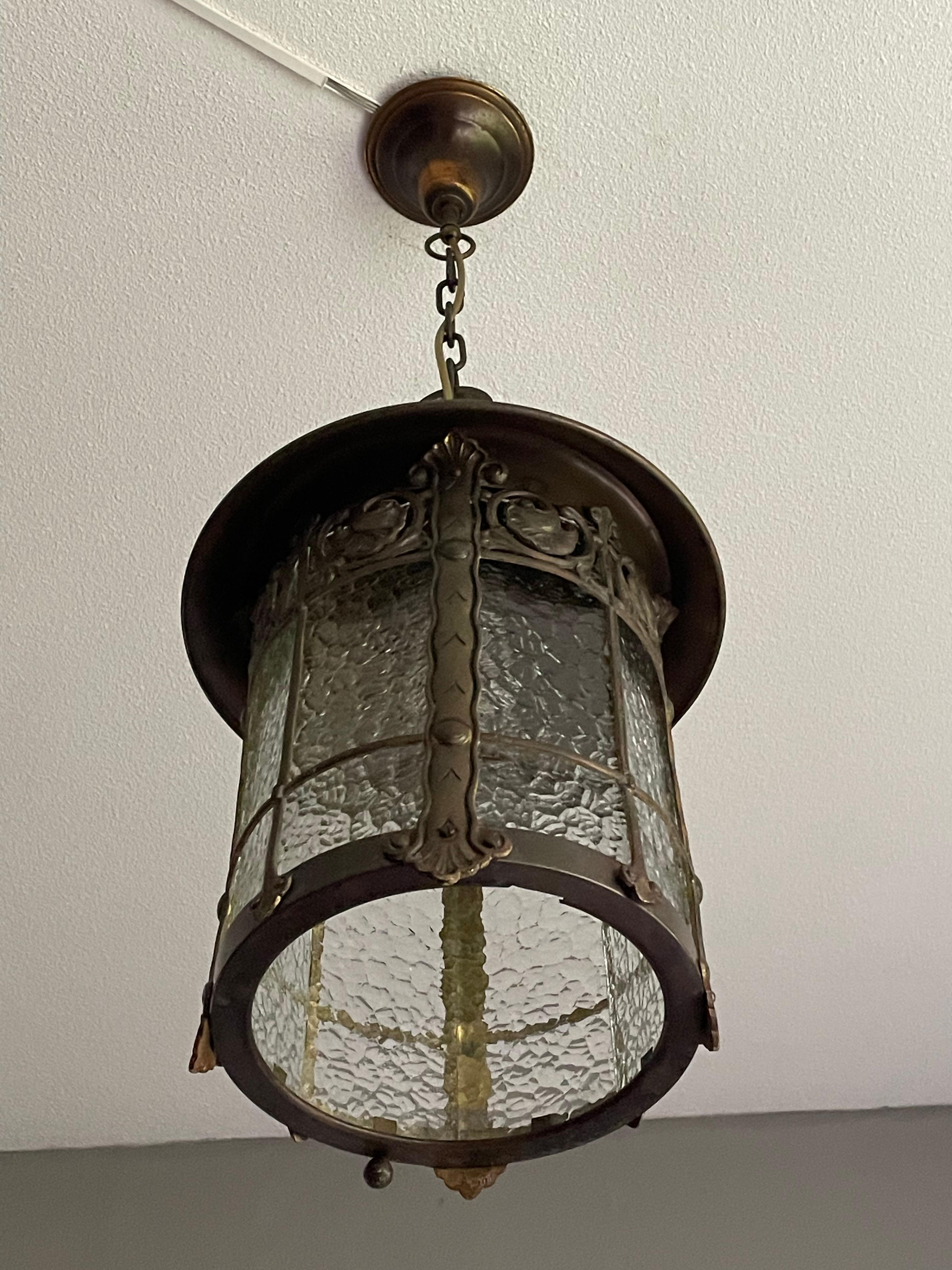 Lanterne d'entrée ou d'écurie / Pendentif Arts & Crafts en bronze, laiton et verre cathédrale en vente 1