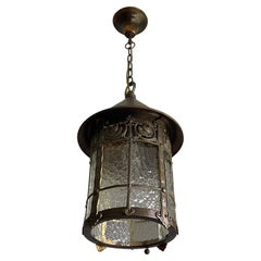 Lanterne d'entrée ou d'écurie / Pendentif Arts & Crafts en bronze, laiton et verre cathédrale