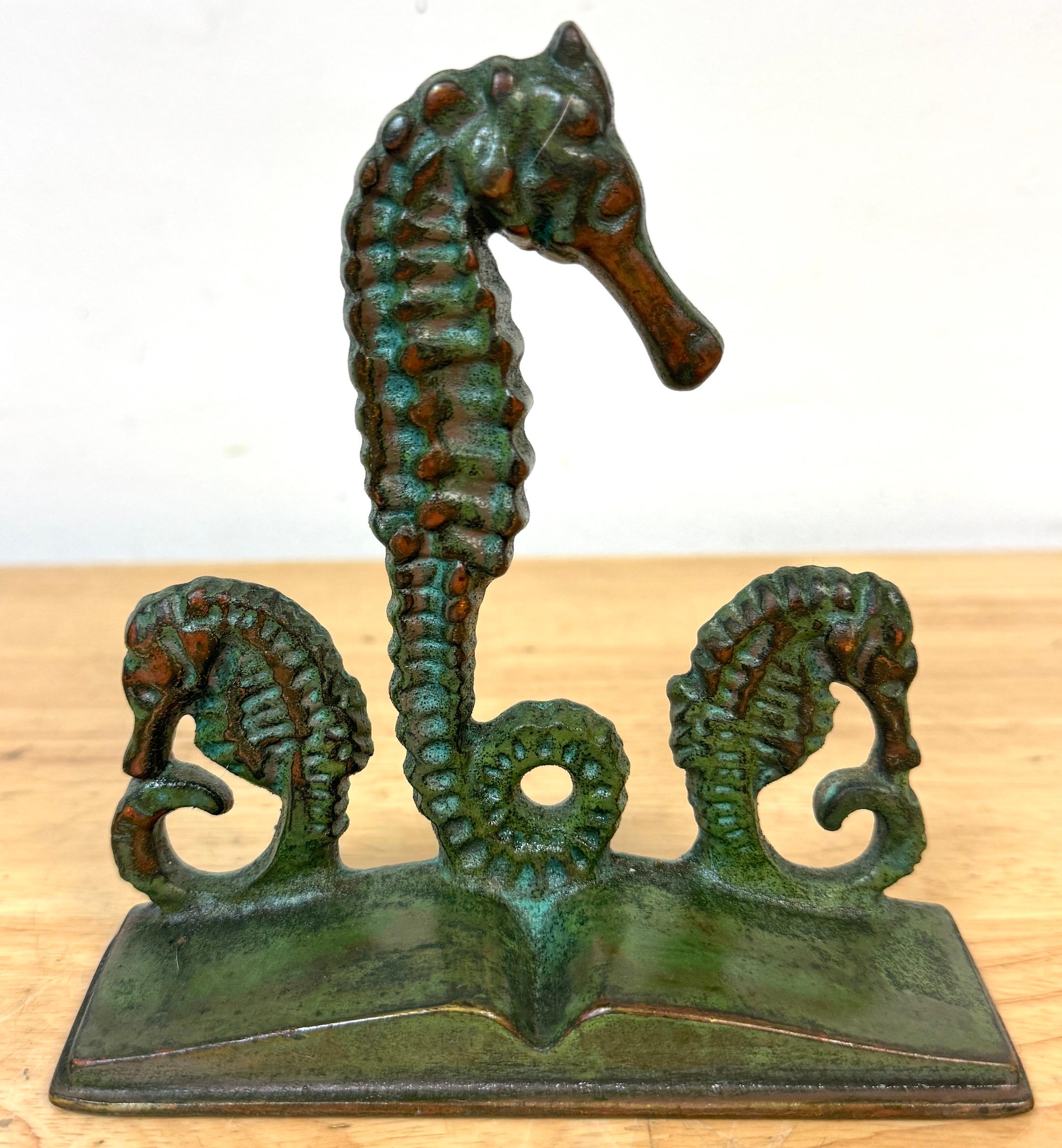 Arts & Crafts Bronze Seepferdchen Buchstützen, E.T. zugeschrieben Hurley, um 1920 im Angebot 3