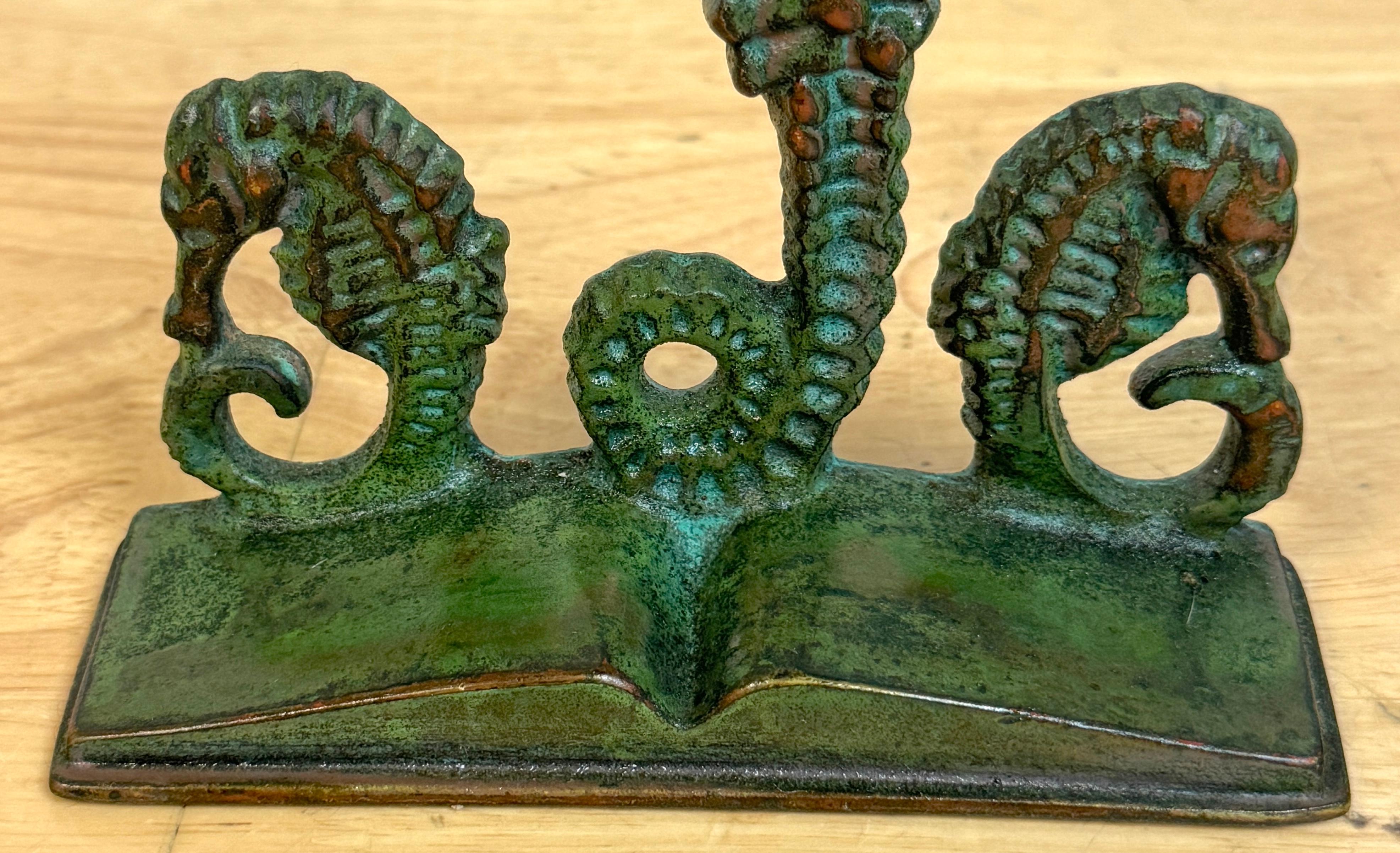 Arts & Crafts Bronze Seepferdchen Buchstützen, E.T. zugeschrieben Hurley, um 1920 im Angebot 4